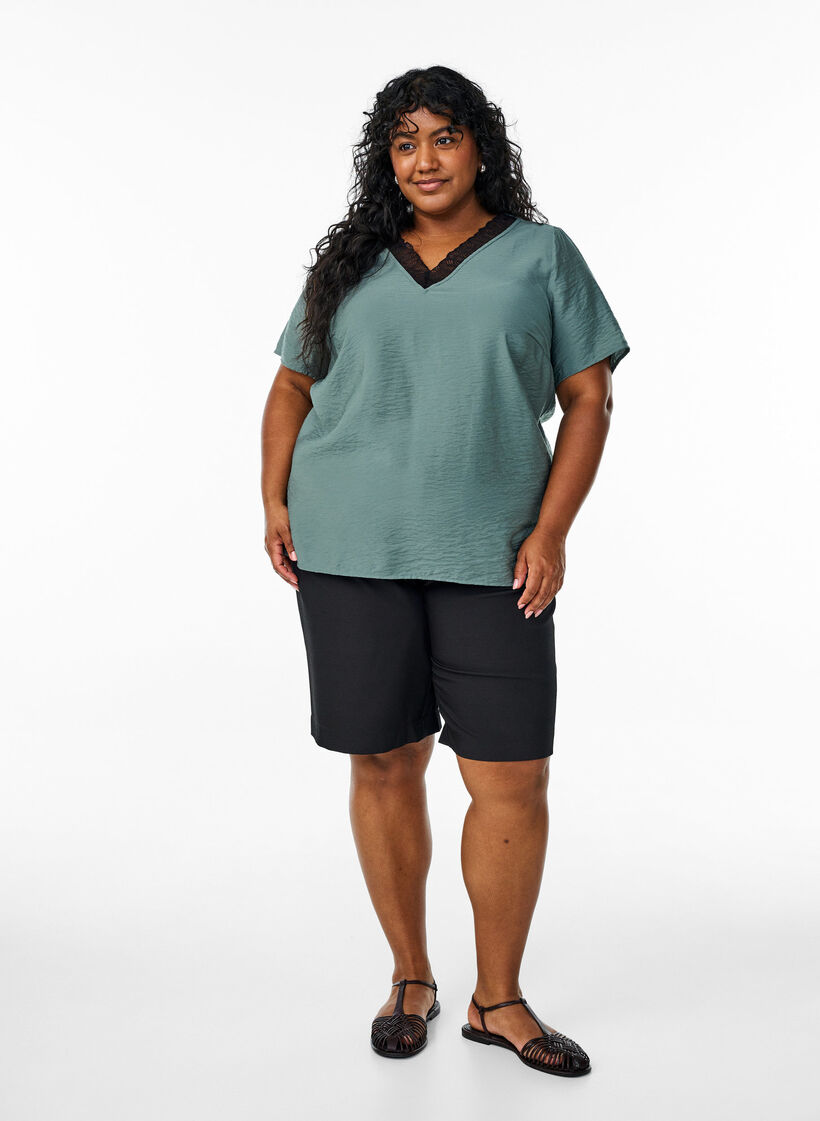 Chemisier en viscose à manches courtes avec bordure en dentelle, Vert foncé, Model image number 1