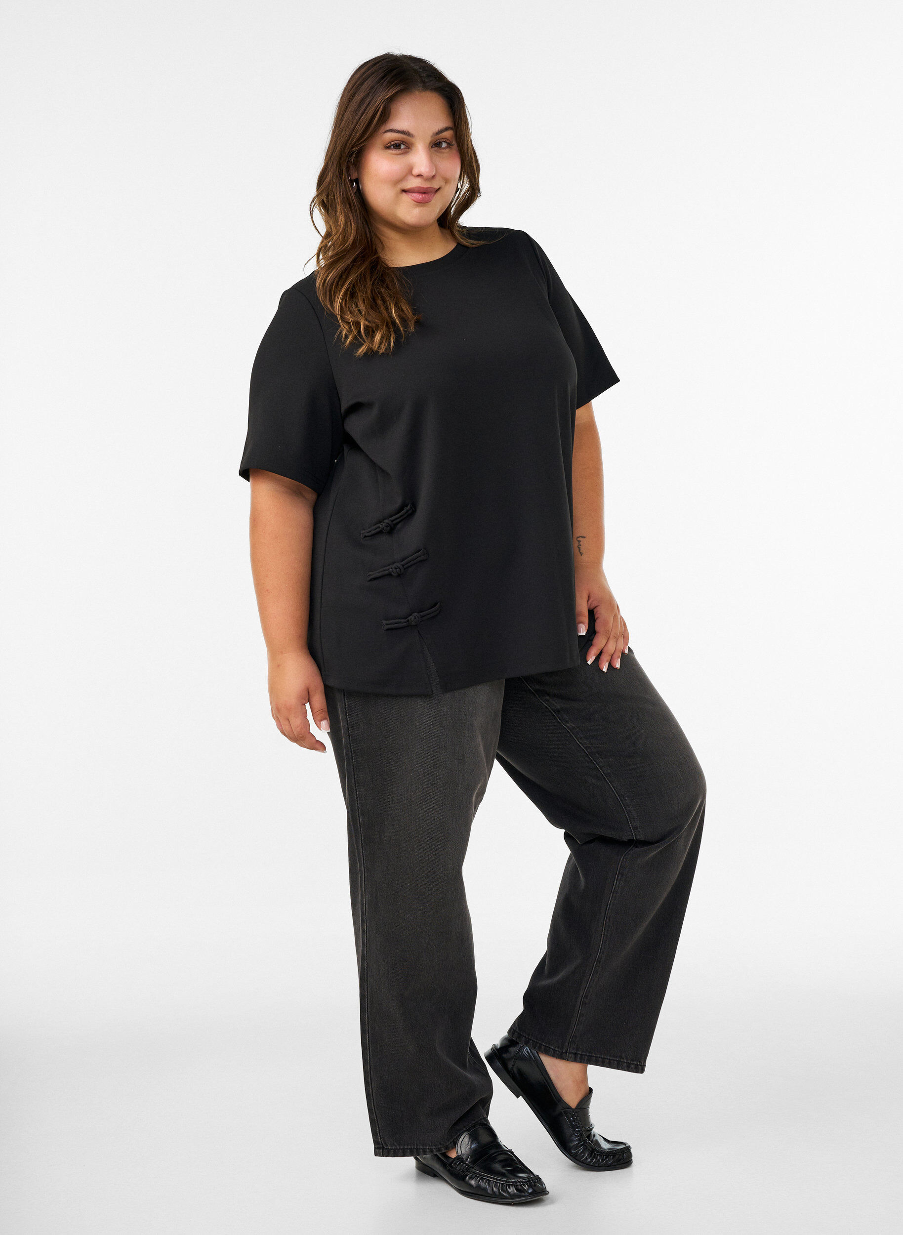 ZizziT-shirt avec fentes et fermetures par n&oelig;uds d&eacute;coratifs, Noir, Model image number 1