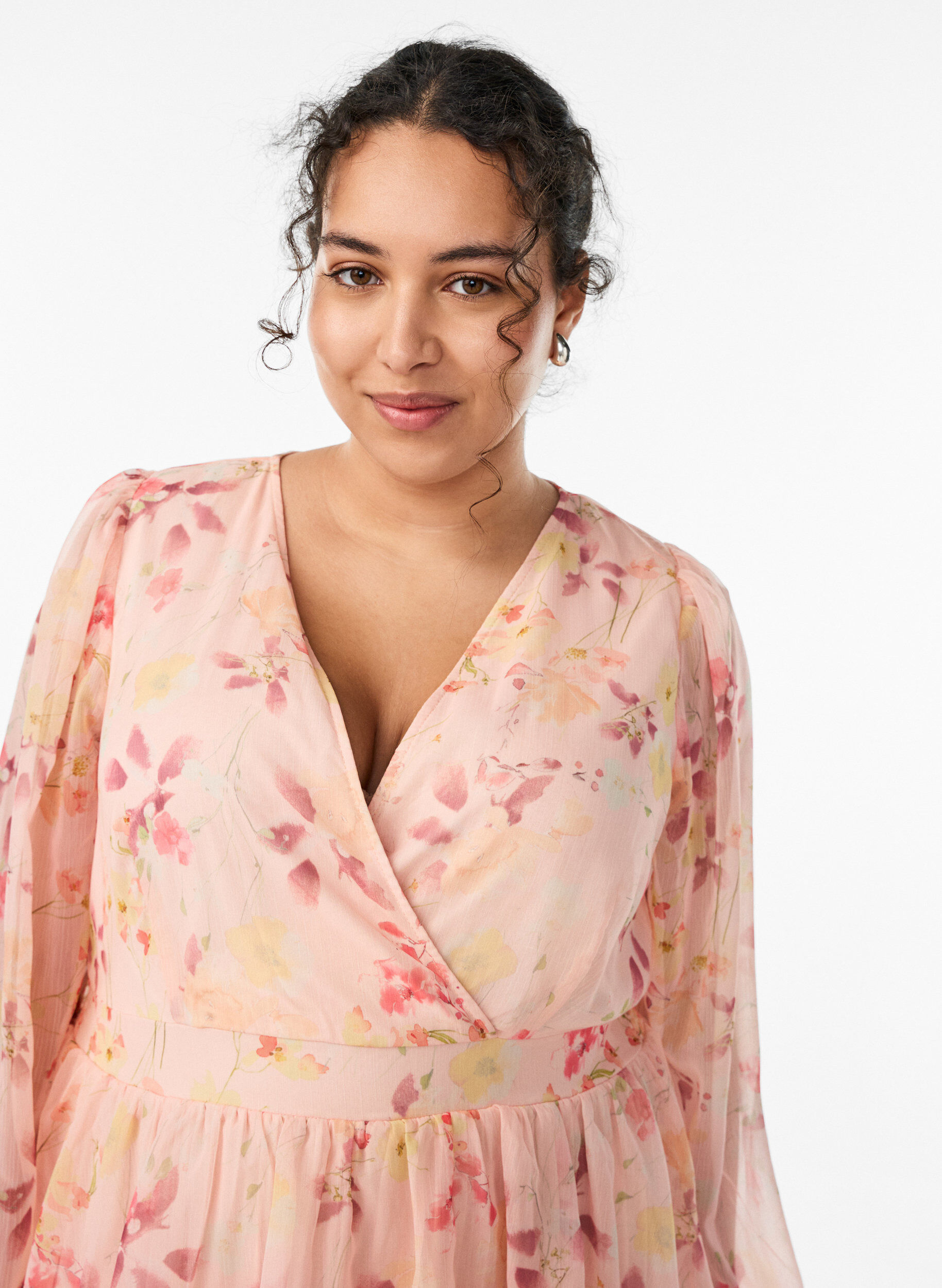 Zizzi Robe midi &agrave; fleurs en mousseline avec taille smock&eacute;e, Orange clair, Model image number 2