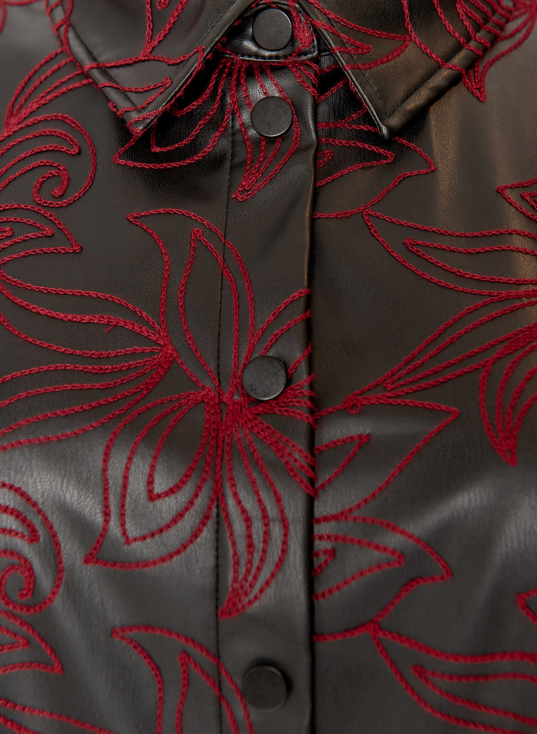 Zizzi Chemise courte en similicuir avec broderies contrastantes, Noir, Packshot image number 2