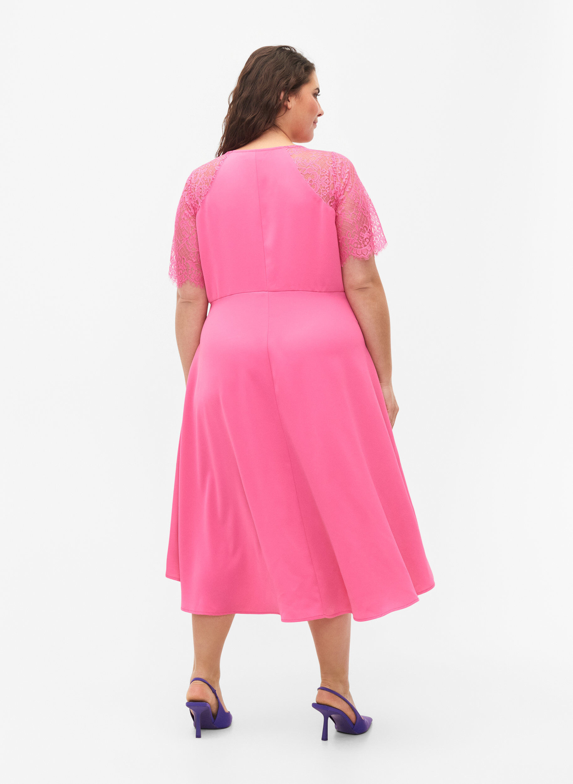 Zizzi Robe midi &agrave; manches courtes en dentelle, Shocking Pink, Model image number 1