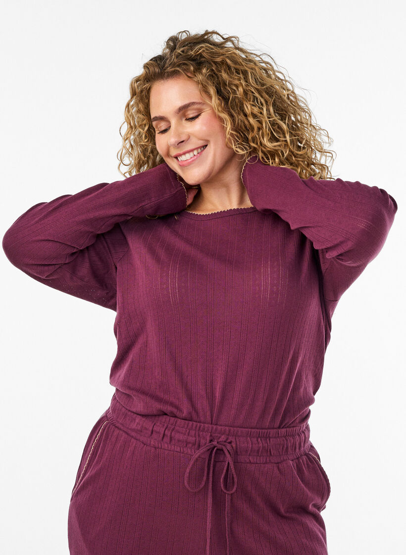 Haut de pyjama en coton biologique avec broderie ajour&eacute;e, Bordeaux fonc&eacute;, Model image number 0