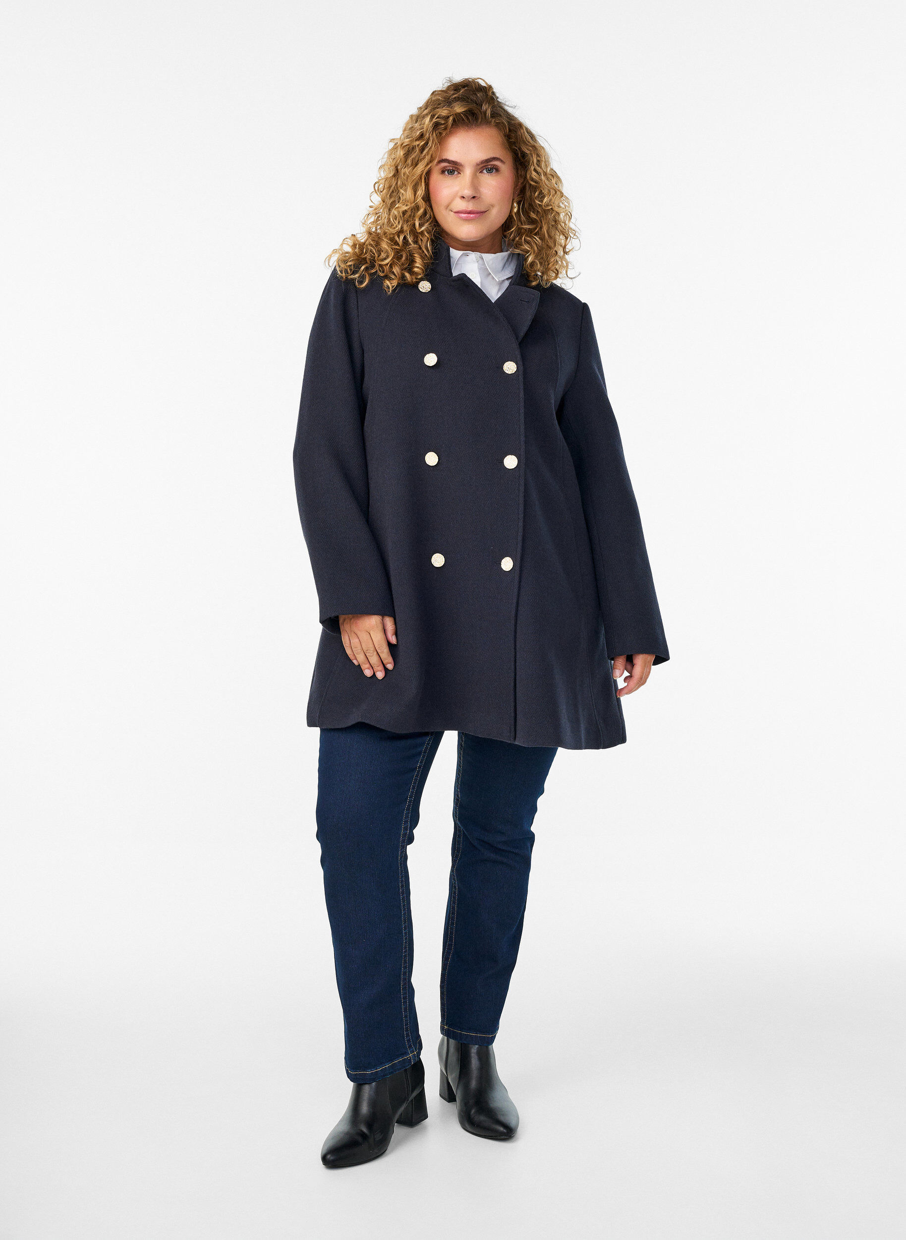Zizzi Manteau coupe &eacute;vas&eacute;e avec boutons dor&eacute;s, Bleu, Model image number 1