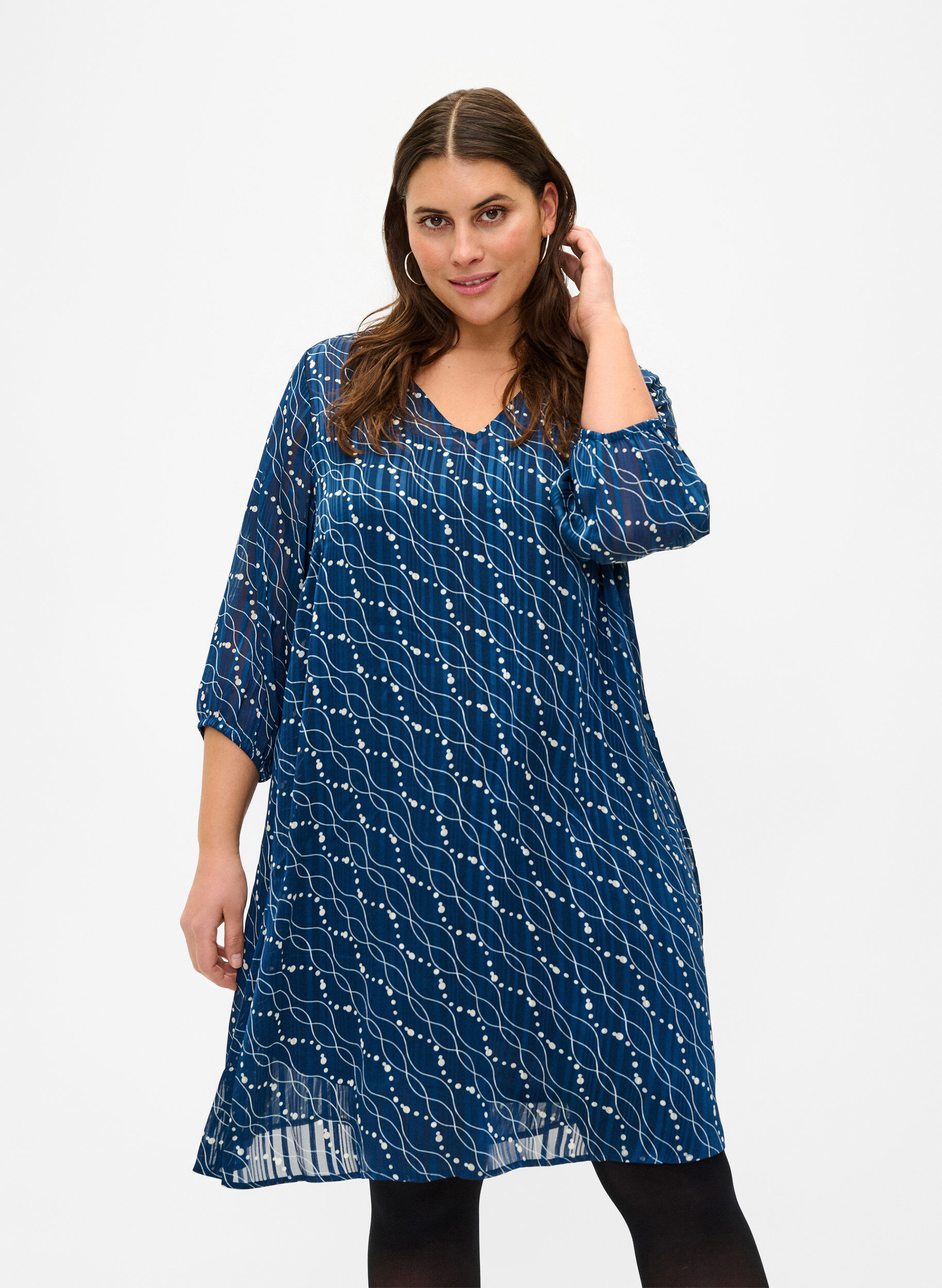 Zizzi Robe imprim&eacute;e avec col en V et manches 3/4, Dress Bl. Swirl AOP, Model image number 0