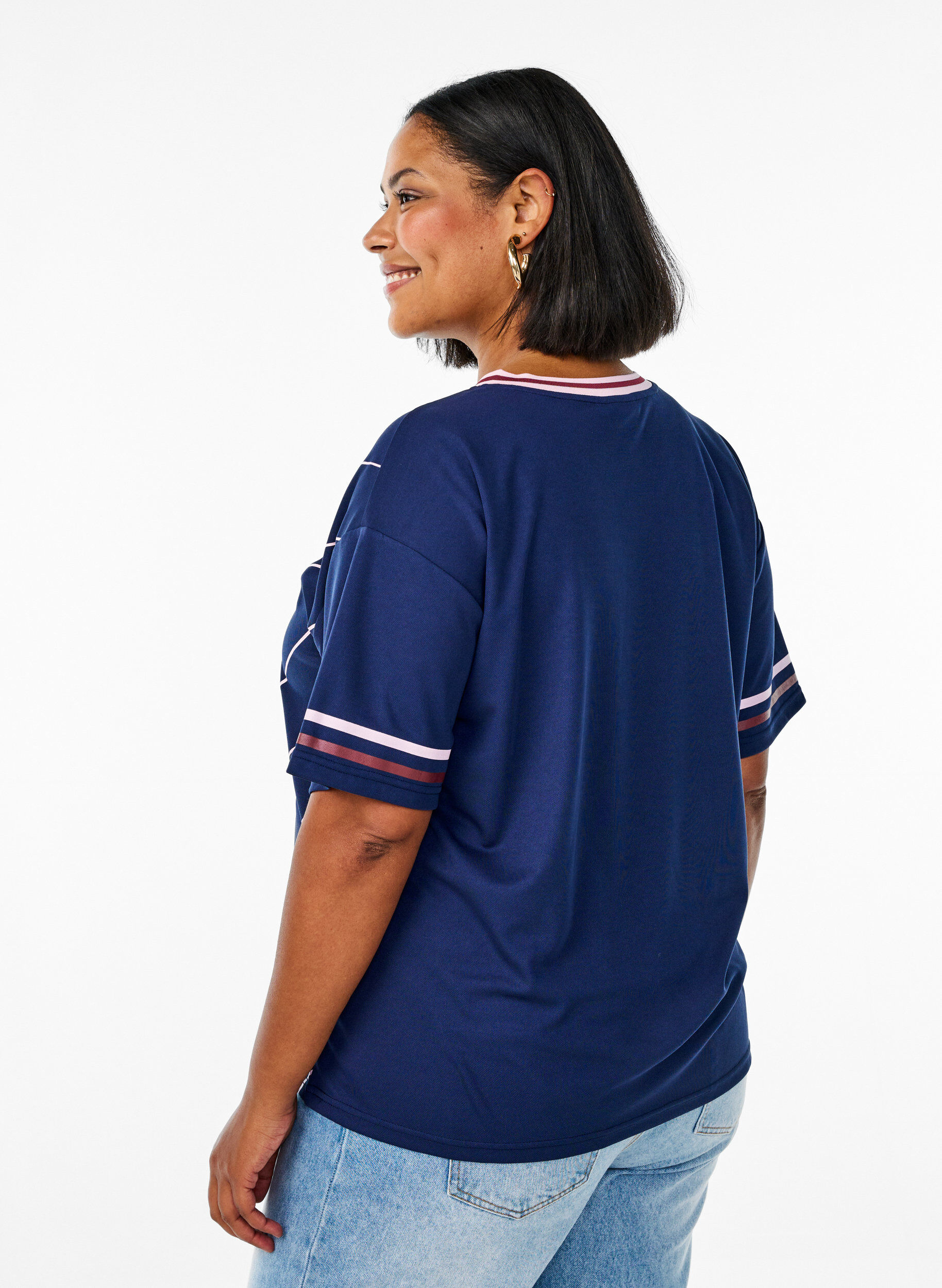 Zizzi T-shirt sport imprim&eacute; carreaux et texte, Bleu, Model image number 2