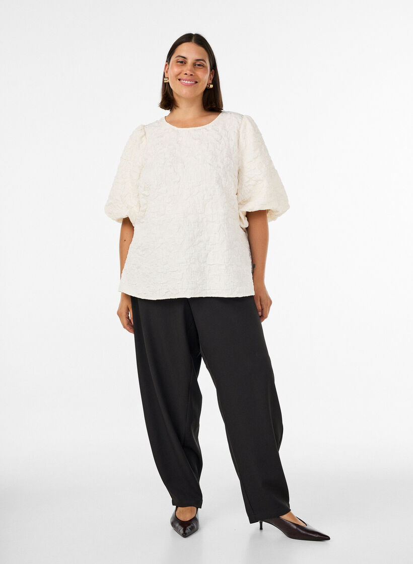 Blouse en jacquard avec des manches bouffantes et une coupe &eacute;vas&eacute;e, Vanille, Model image number 1