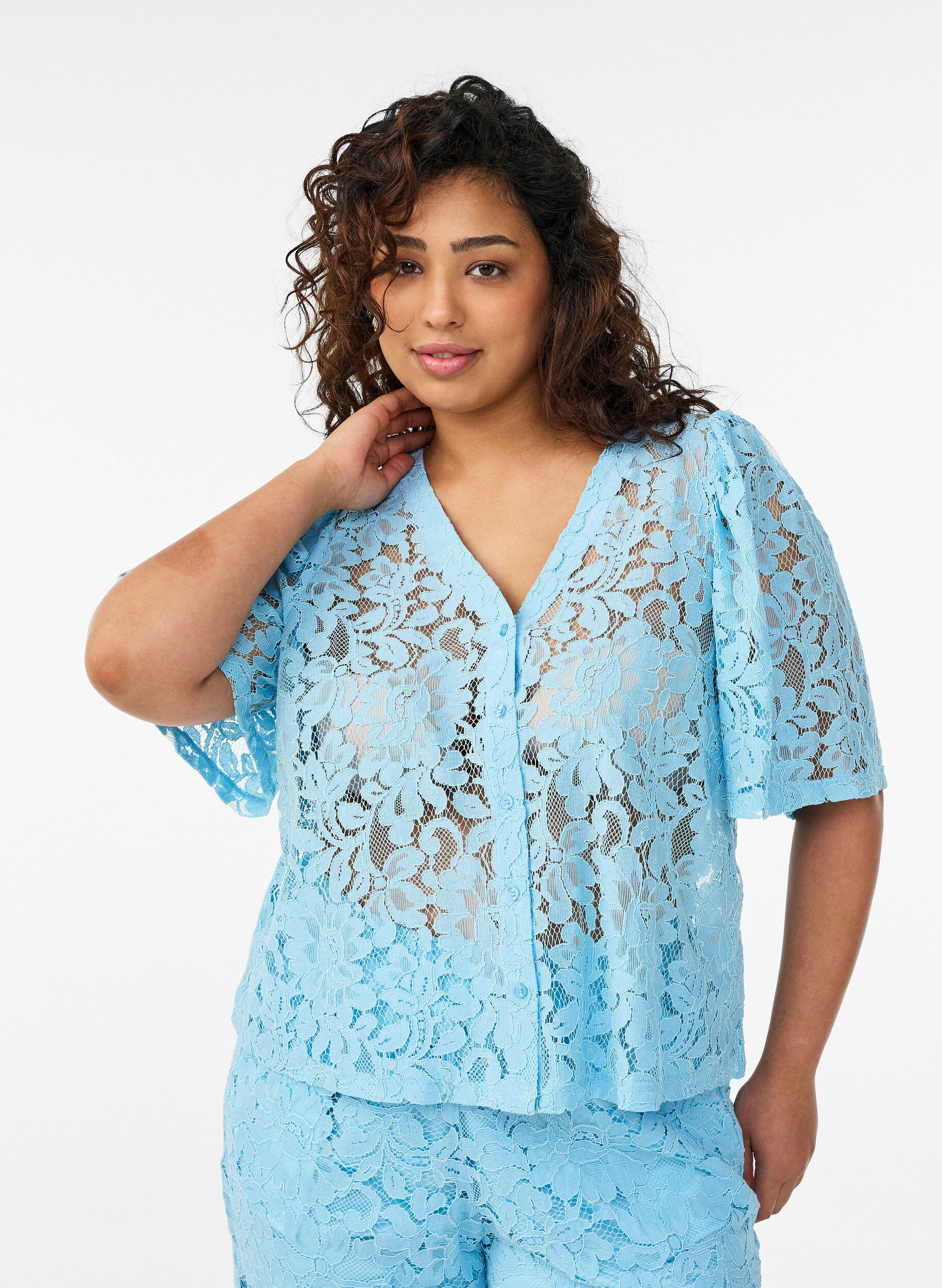Zizzi Blouse en dentelle &agrave; manches courtes et col V, Bleu, Model image number 0