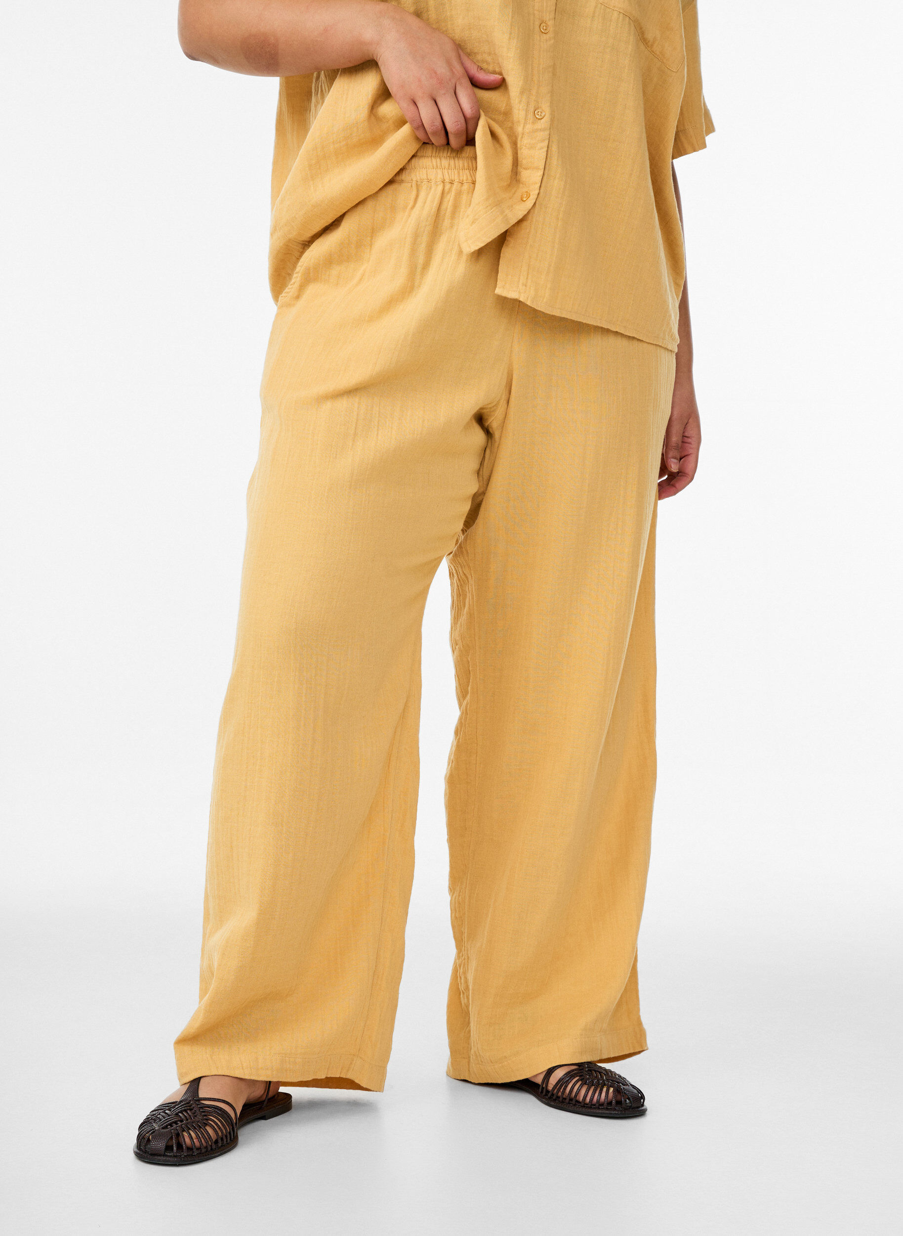 Zizzi Pantalon taille haute en mousseline de coton &agrave; coupe ample, Jaune clair, Model image number 2
