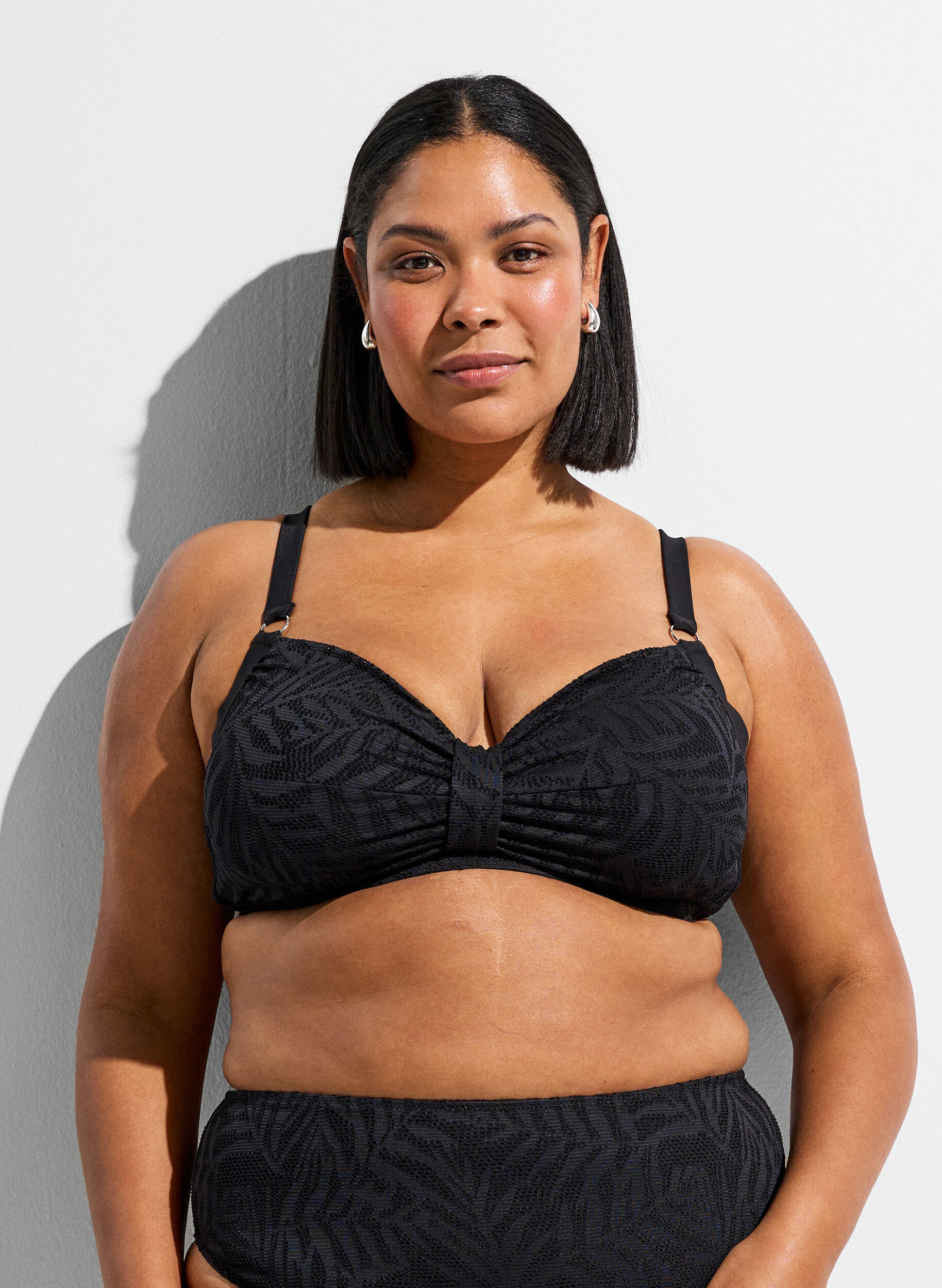 ZizziHaut de bikini avec maille structur&eacute;e et coussinets amovibles, Noir, Model image number 0