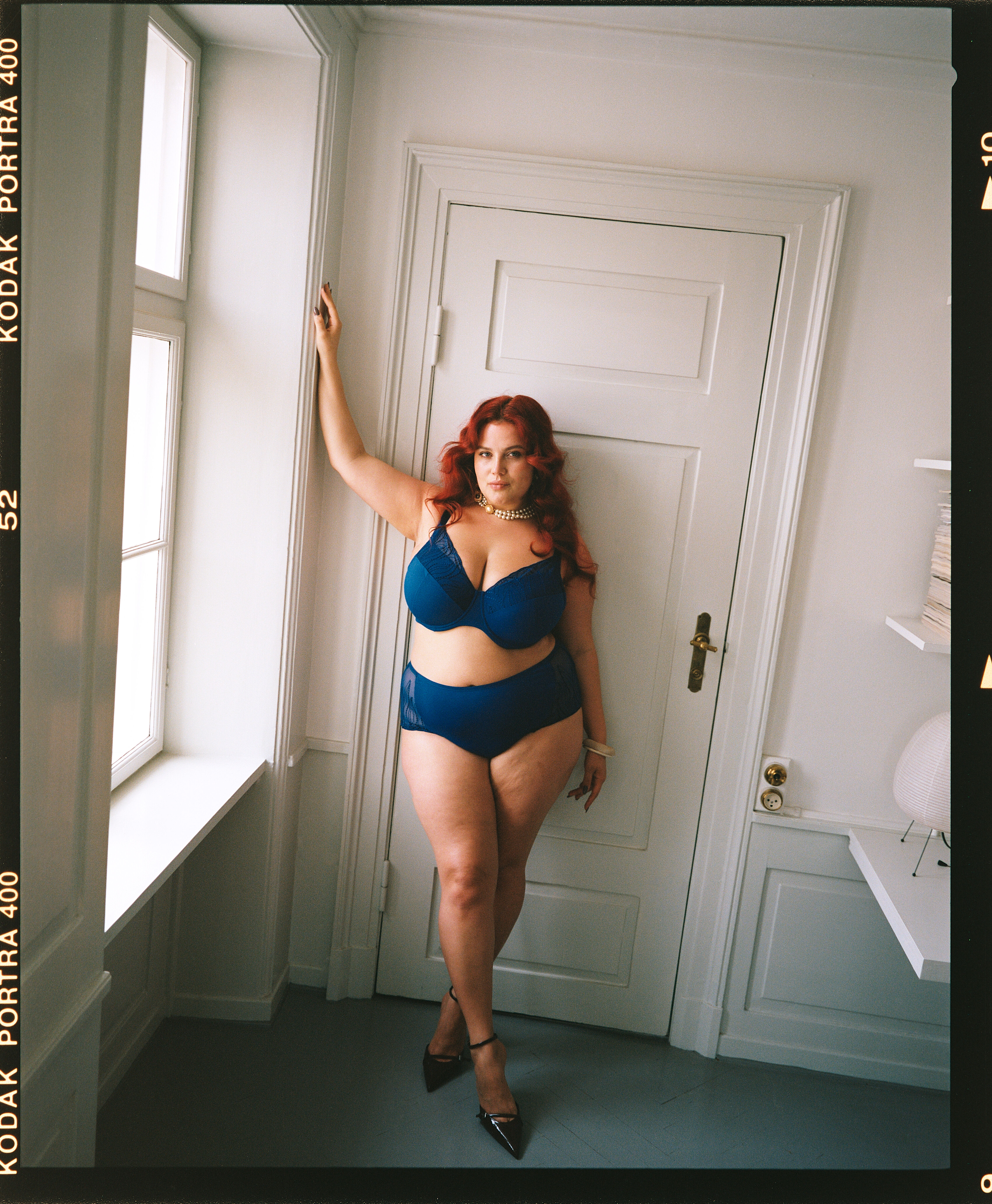 Zizzi Ensemble en bleu avec de beaux d&eacute;tails  , , Model