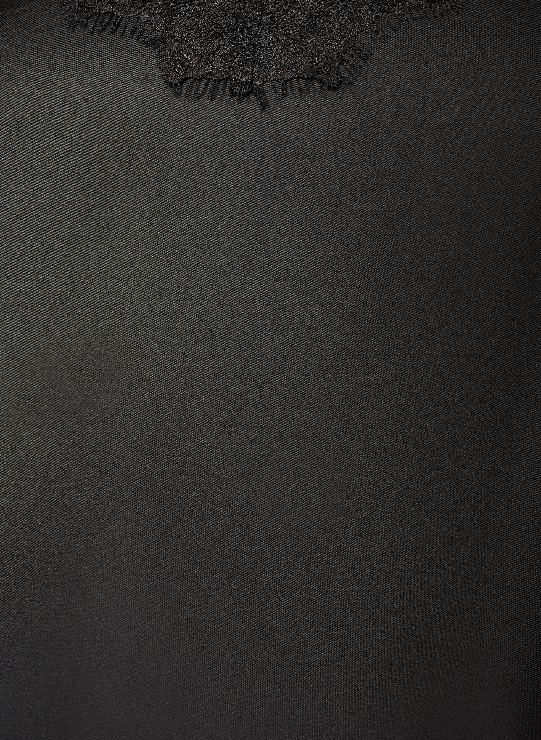 Zizzi Haut en satin avec bordure en dentelle et ourlet asym&eacute;trique, Noir, Packshot image number 2
