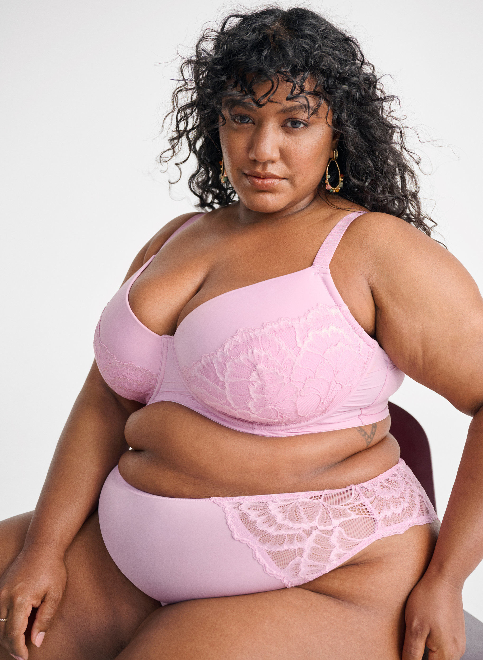Zizzi Soutien-gorge rembourr&eacute; avec armatures et dentelle, Mauve, Image image number 0