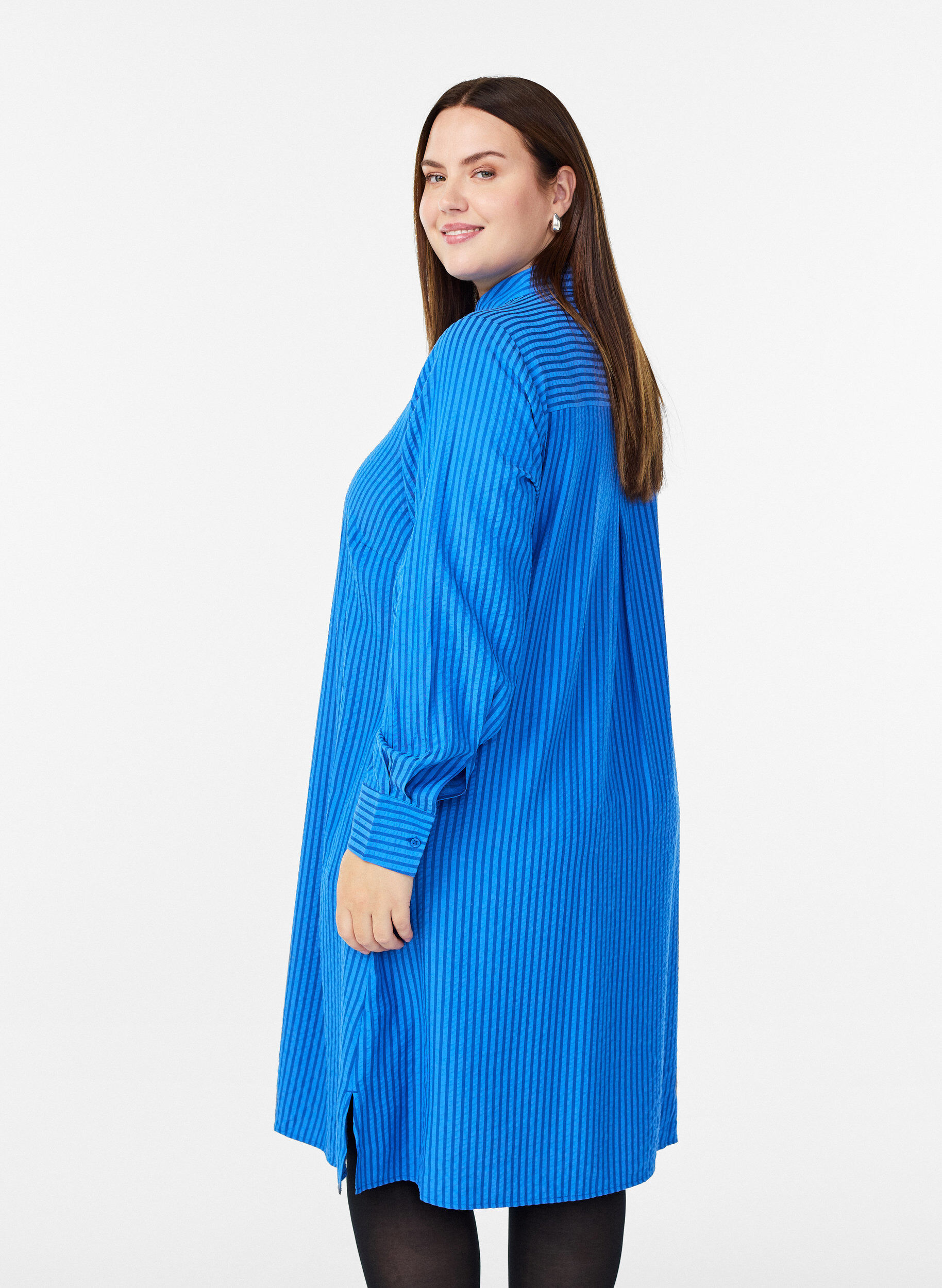 Zizzi Chemise longue &agrave; rayures avec d&eacute;tail bouton au dos, Bleu, Model image number 2