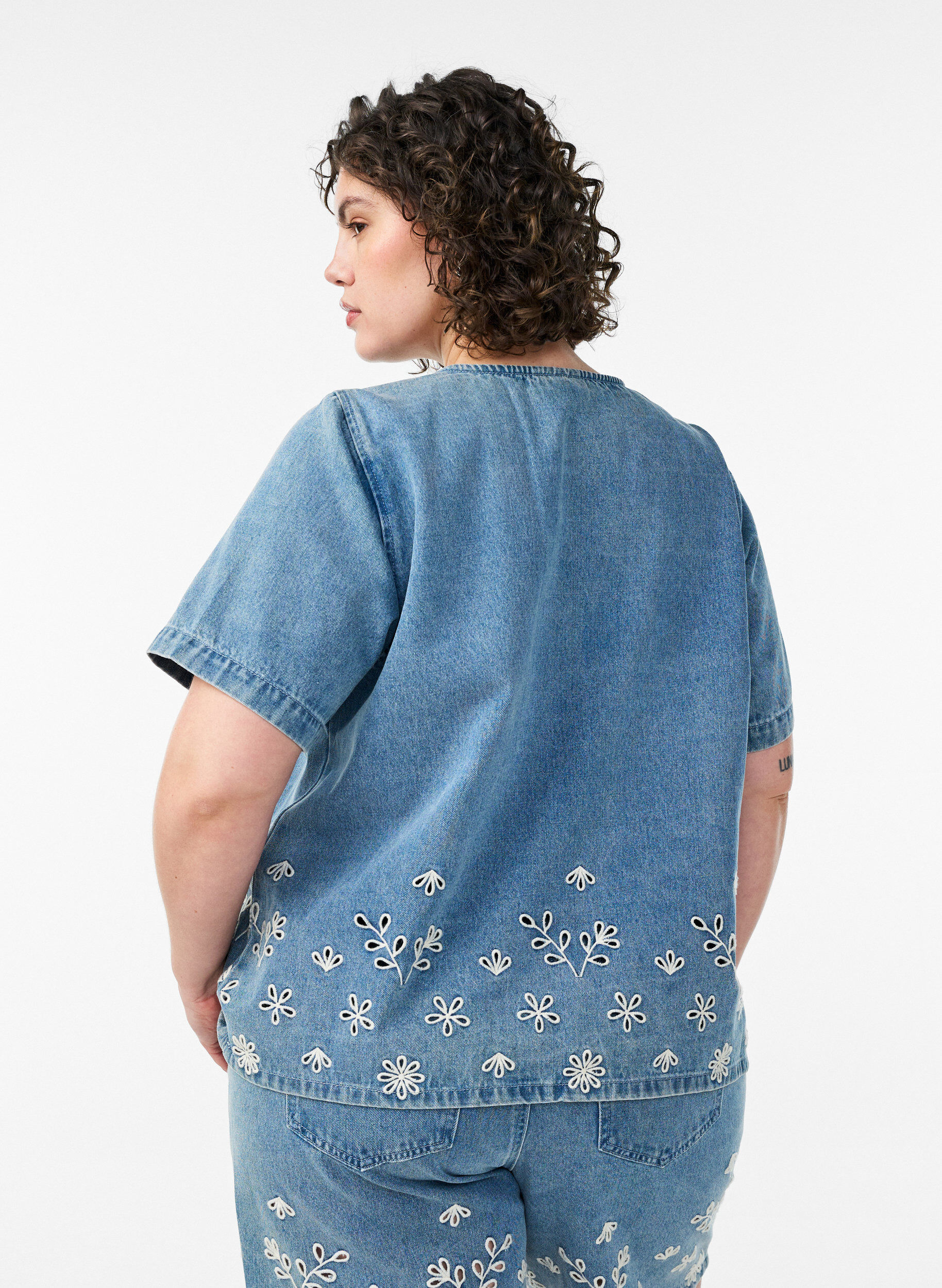 Zizzi Blouse en jean &agrave; manches courtes avec broderie anglaise, Bleu Clair, Model image number 2