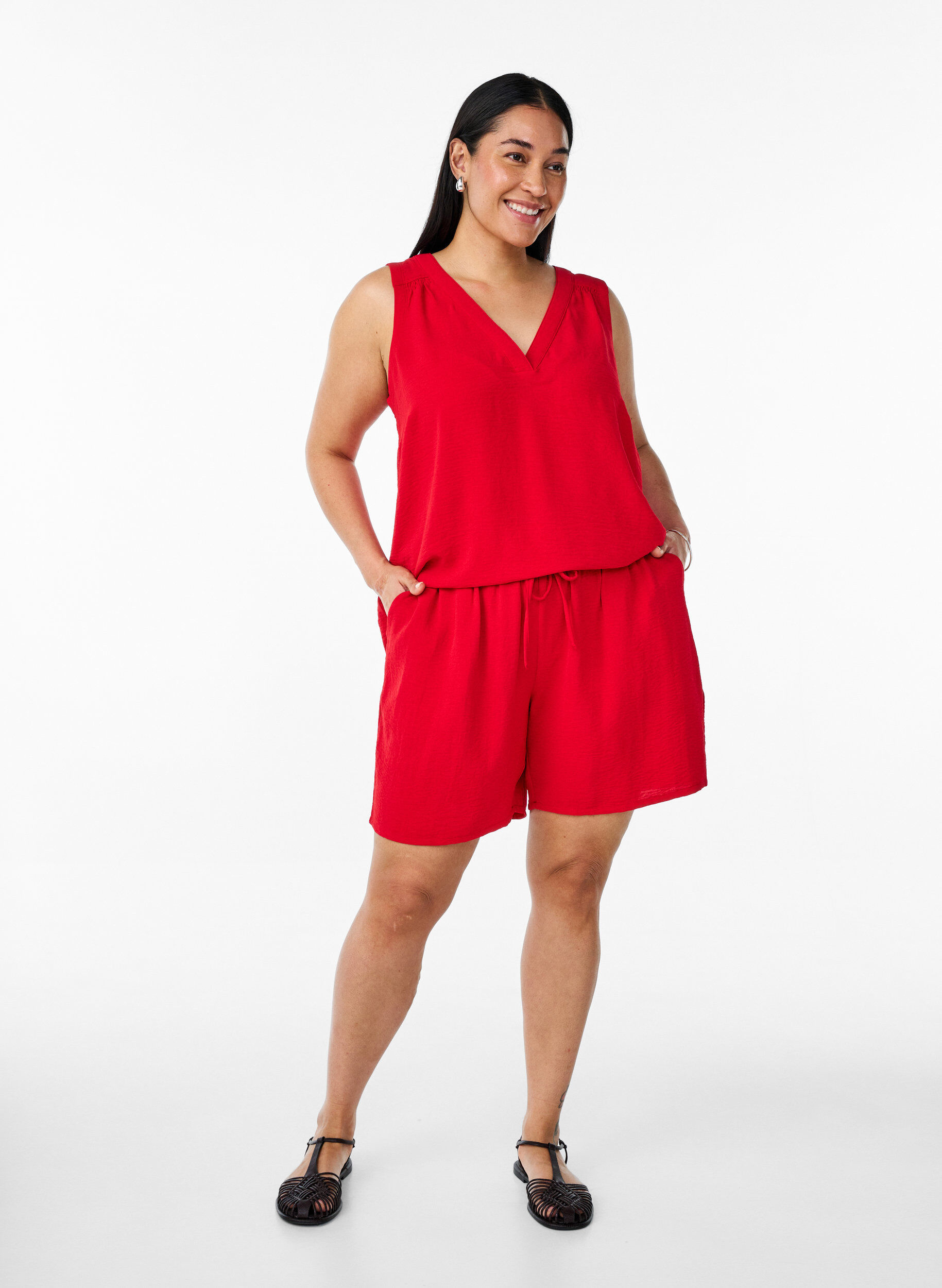 ZizziShort avec poches et ceinture &eacute;lastique, Rouge, Model image number 1