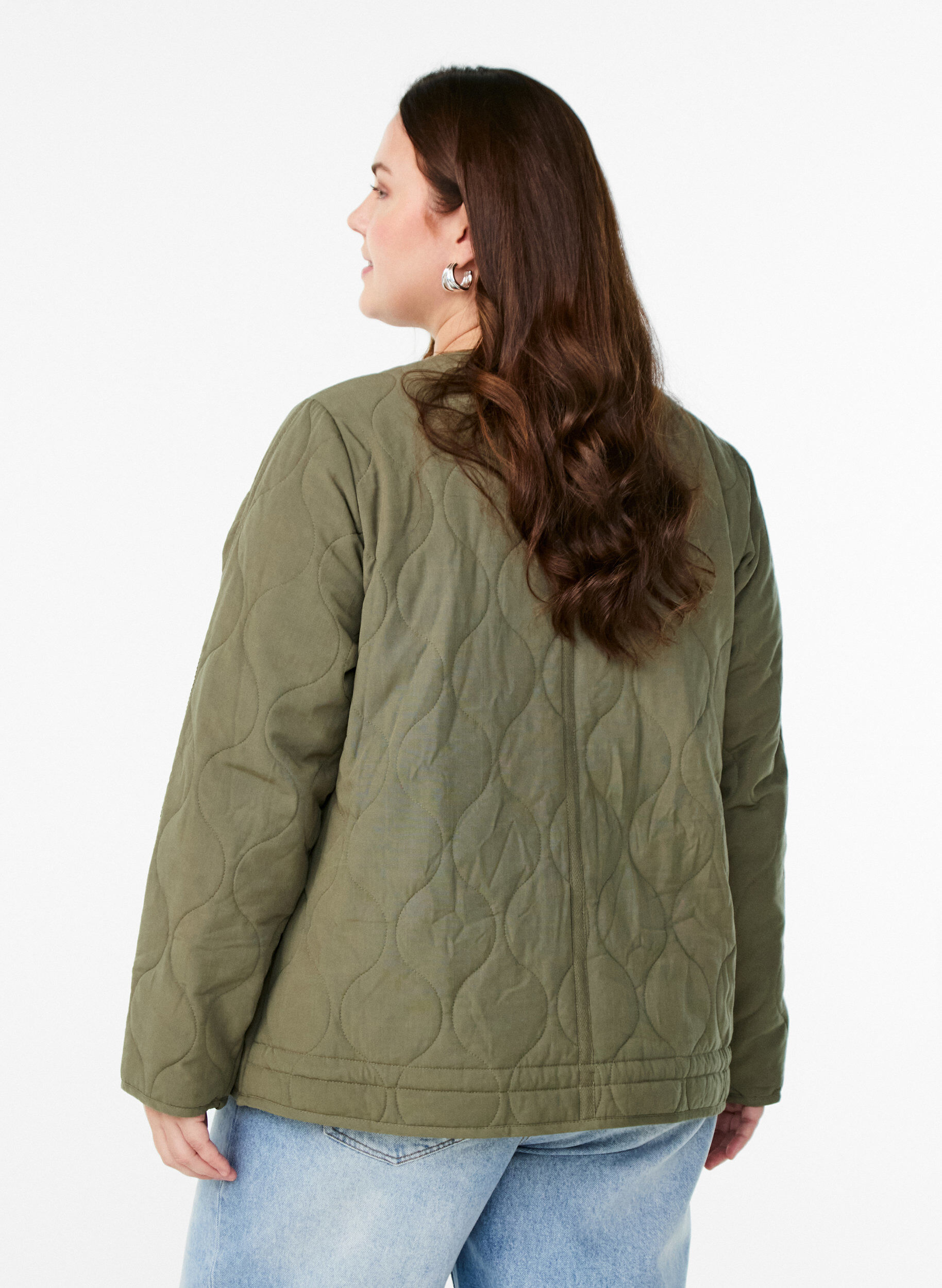 Zizzi Veste matelass&eacute;e avec boutons et poches, Vert fonc&eacute;, Model image number 2