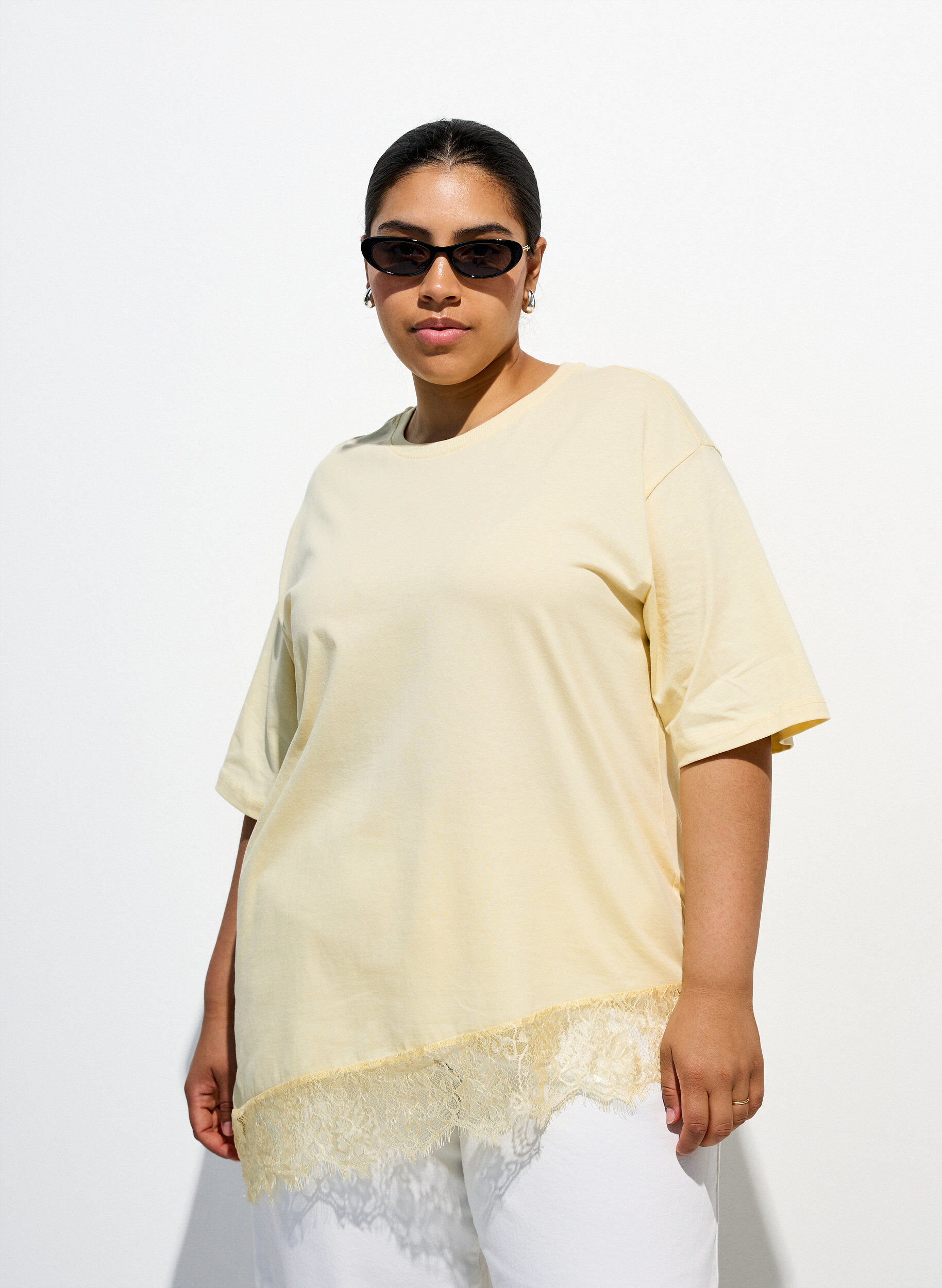 ZizziT-shirt avec ourlet asym&eacute;trique en dentelle, Jaune clair, Image image number 0