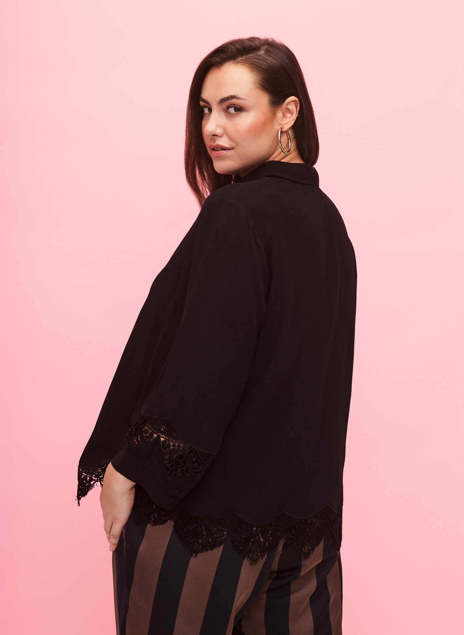 Zizzi Chemise en viscose avec manches 3/4 et d&eacute;tails de broderie, Black, Model image number 1