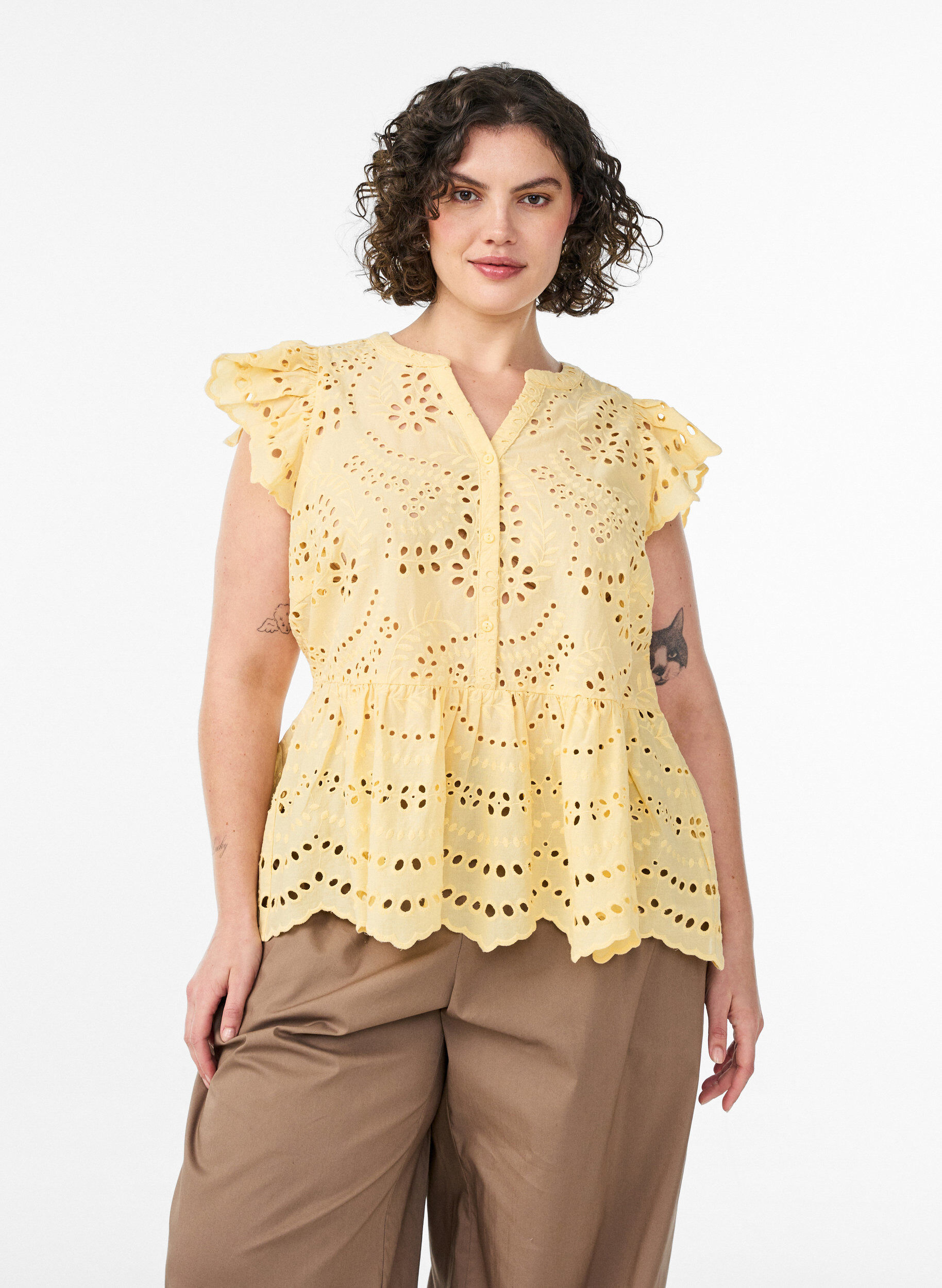 Zizzi Blouse sans manches en broderie anglaise avec volants, Jaune clair, Model image number 0