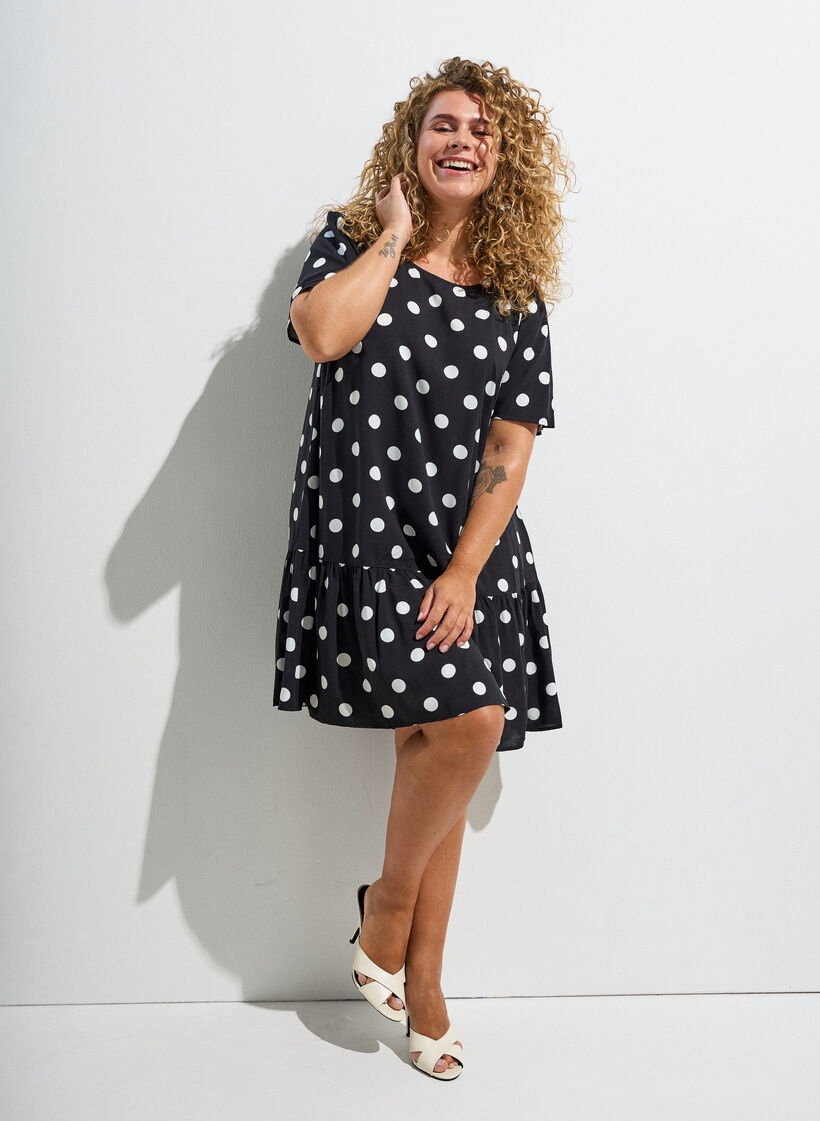 Robe en viscose avec d&eacute;coupe, Noir, Image image number 0