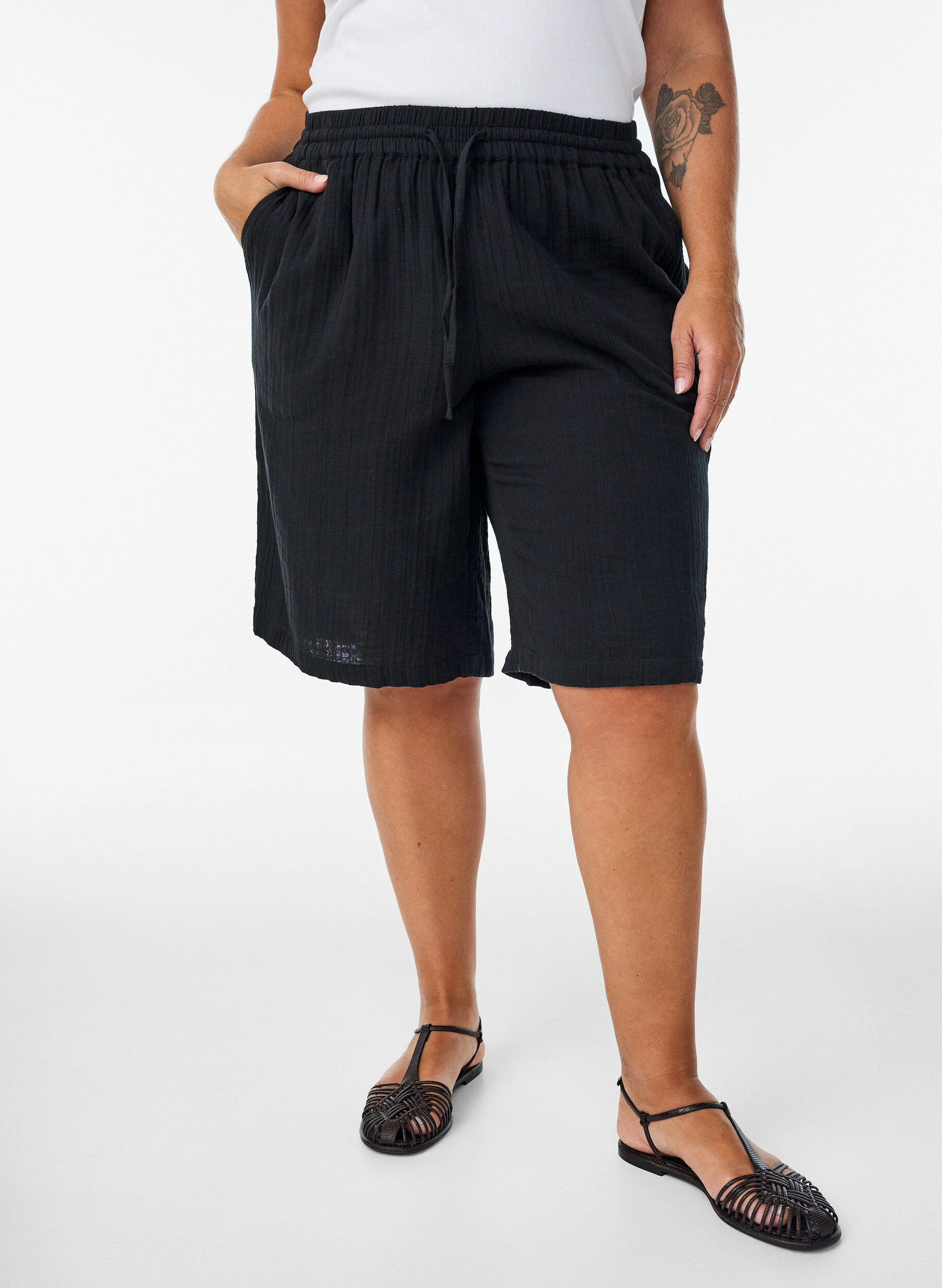 ZizziShort ample en mousseline de coton taille haute, Noir, Model image number 3