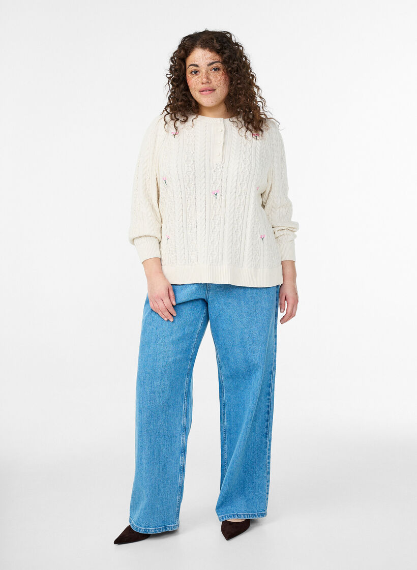 Blouse en maille avec motif torsad&eacute; et fleurs brod&eacute;es, Blanc, Model