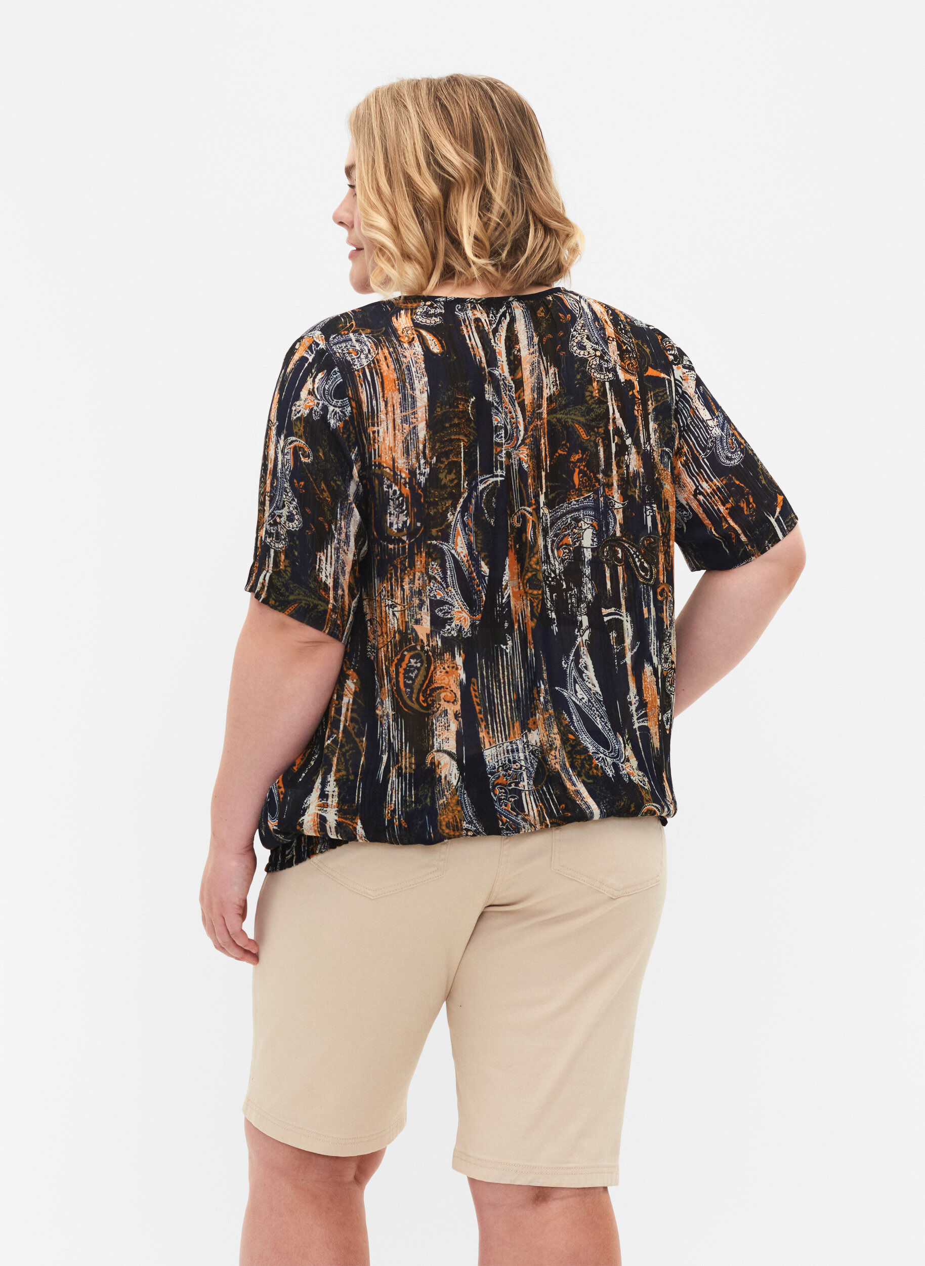 Zizzi Short moulant avec poches arri&egrave;re, Fog, Model image number 1