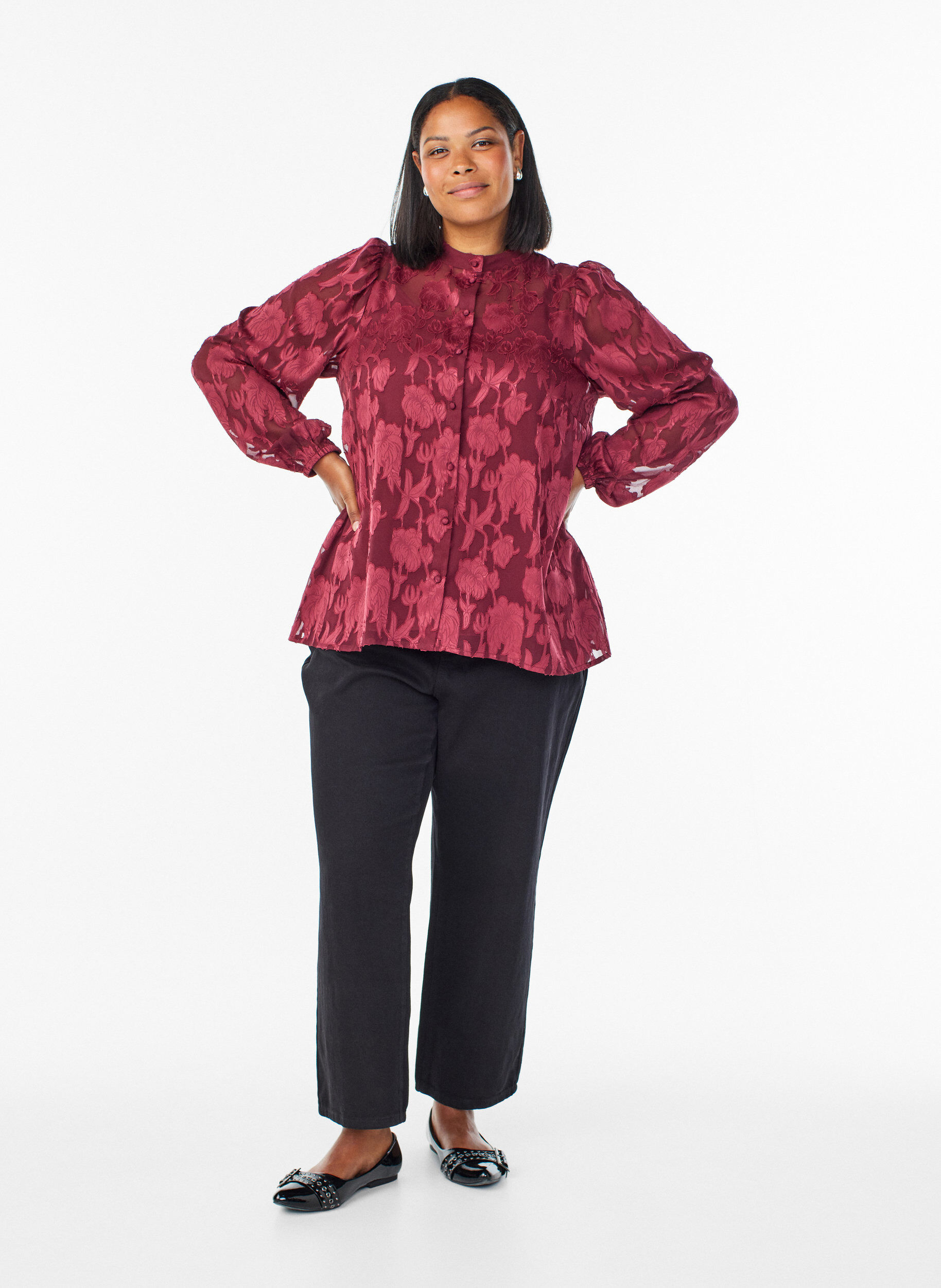 Zizzi Blouse avec boutons et motif fleuri, Bordeaux fonc&eacute;, Model image number 1