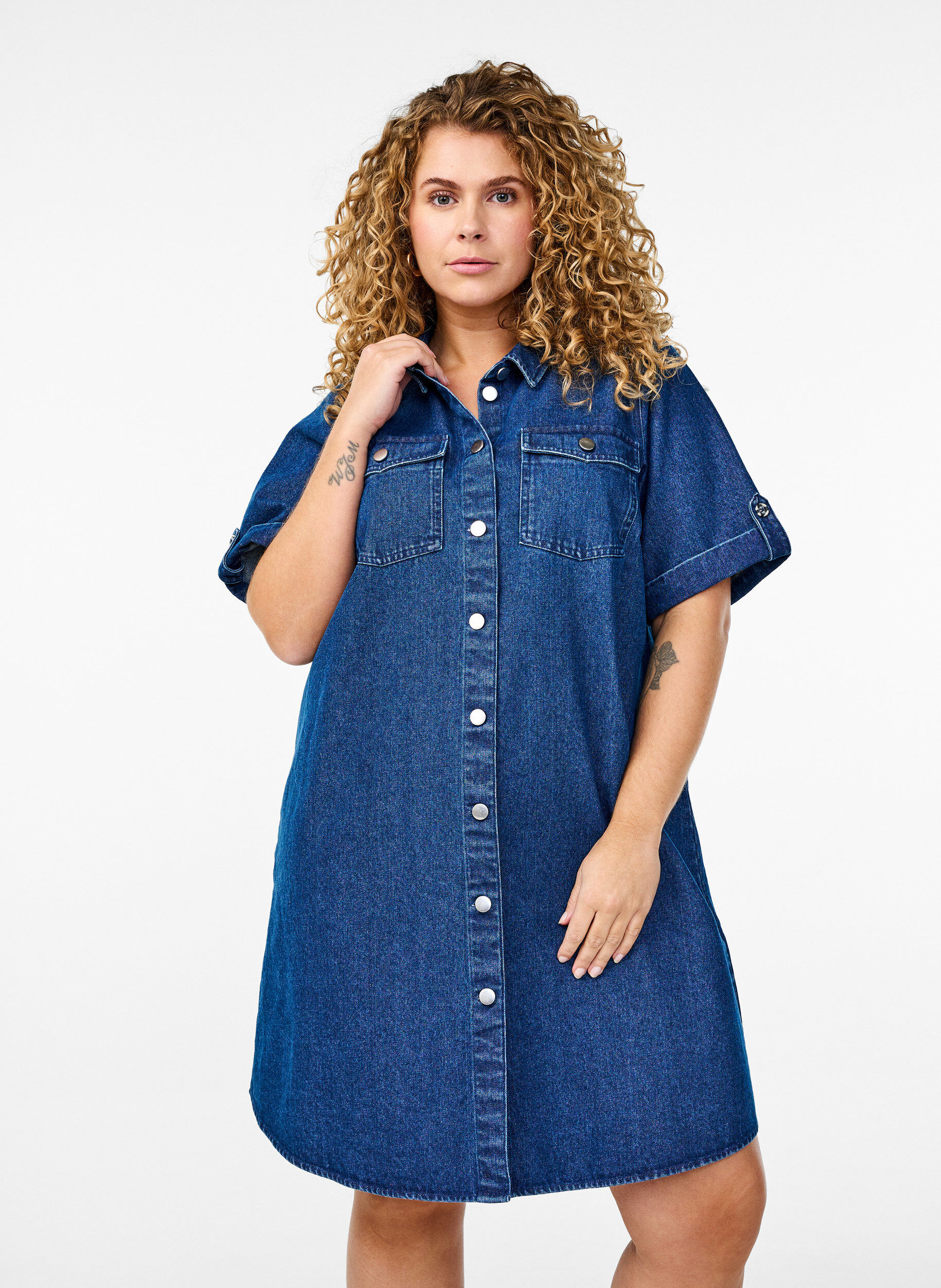 Zizzi Robe en denim &agrave; manches courtes et boutons, Bleu, Model image number 0