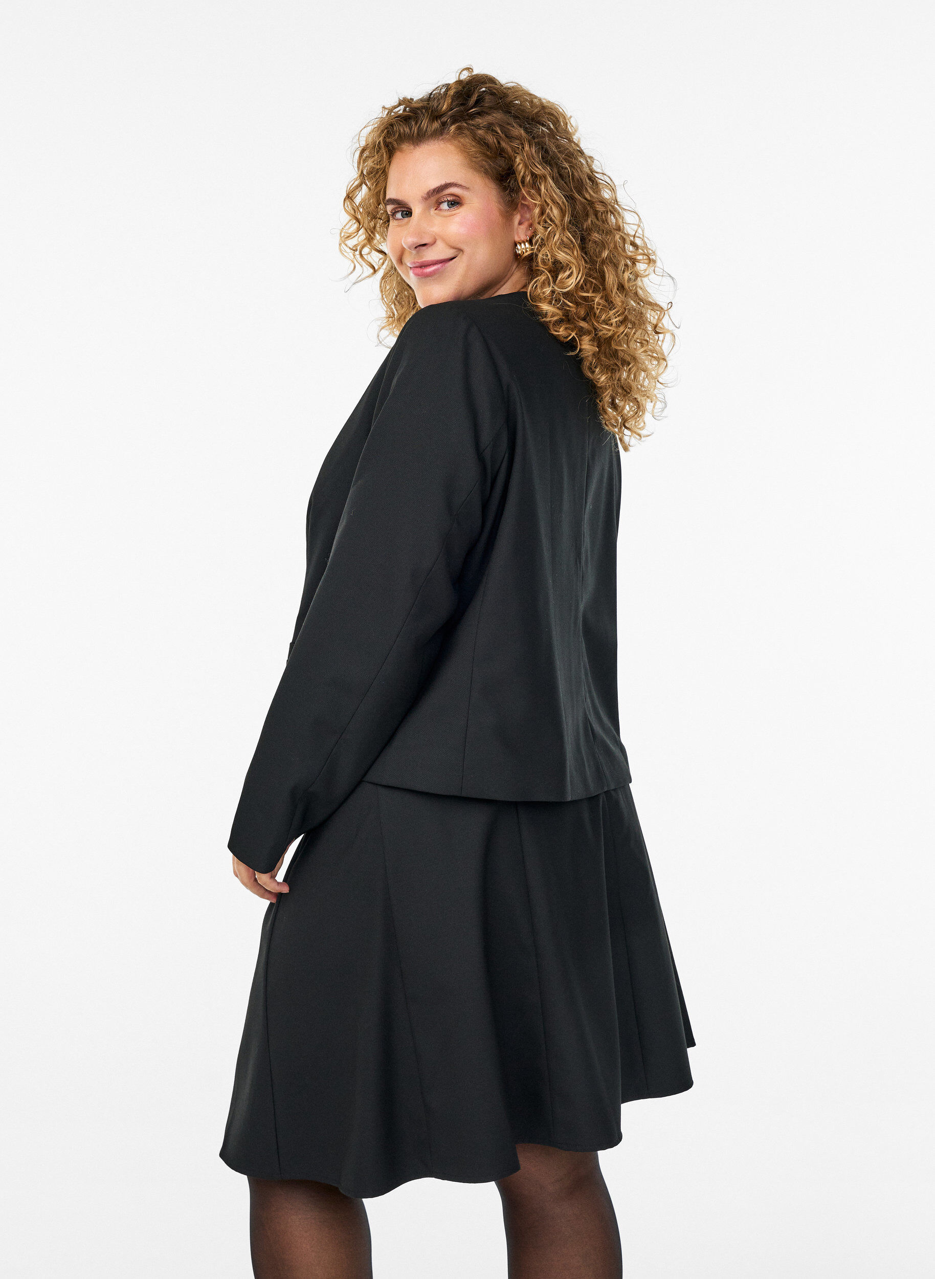 Zizzi Jupe courte &agrave; coupe &eacute;vas&eacute;e, Noir, Model image number 2