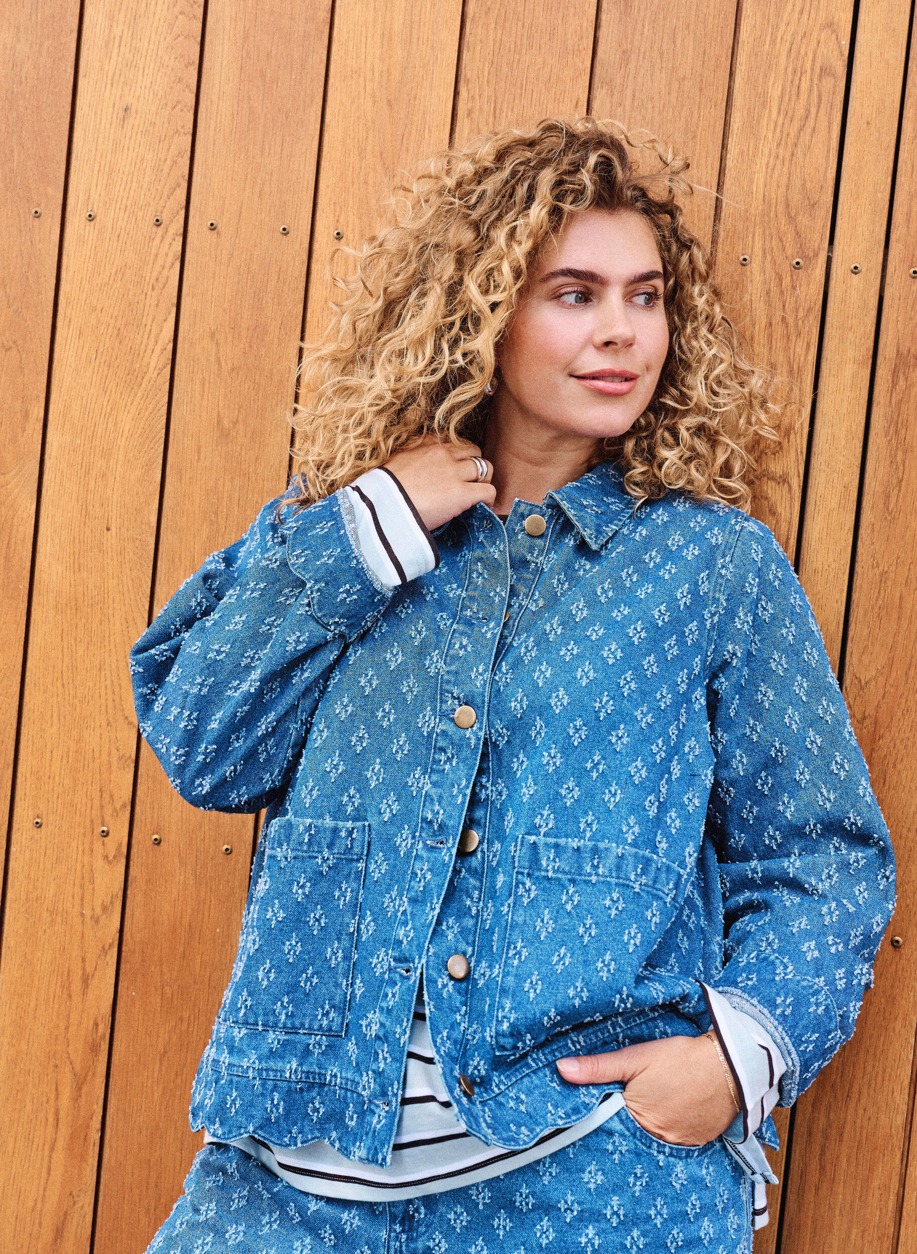 Veste en jean avec un effet us&eacute;