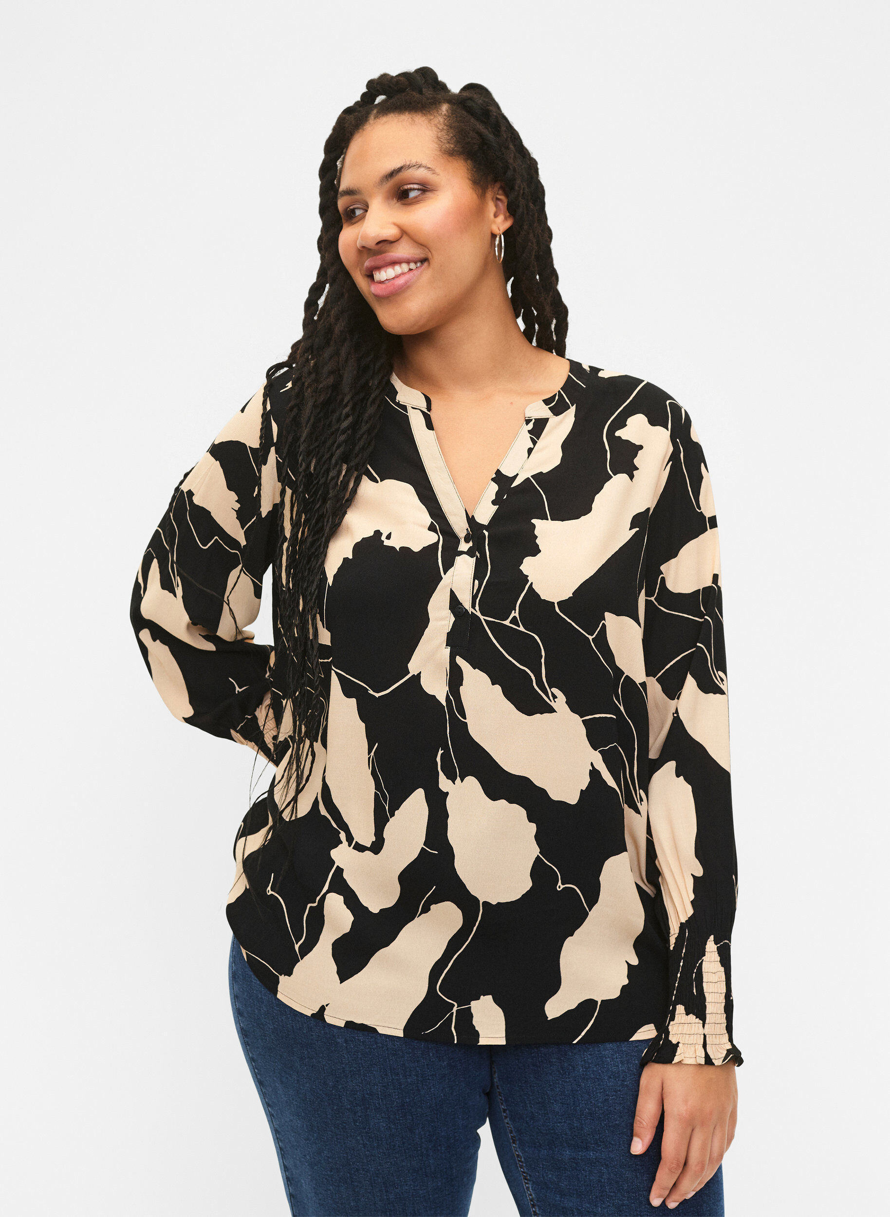 Zizzi Blouse en viscose imprim&eacute;e avec smock, Black AOP, Model image number 0