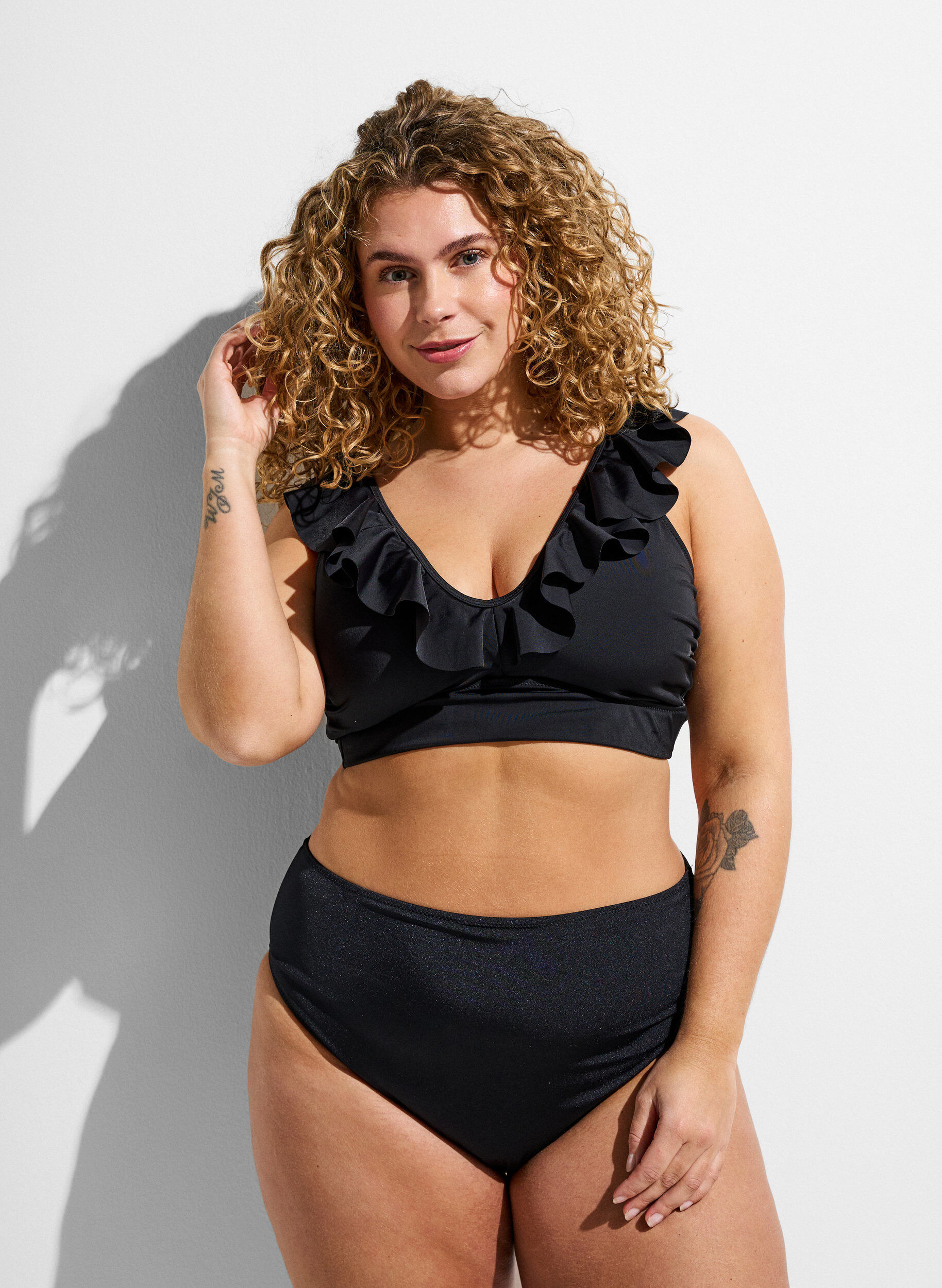 Zizzi Haut de bikini avec volants, Noir, Model image number 1