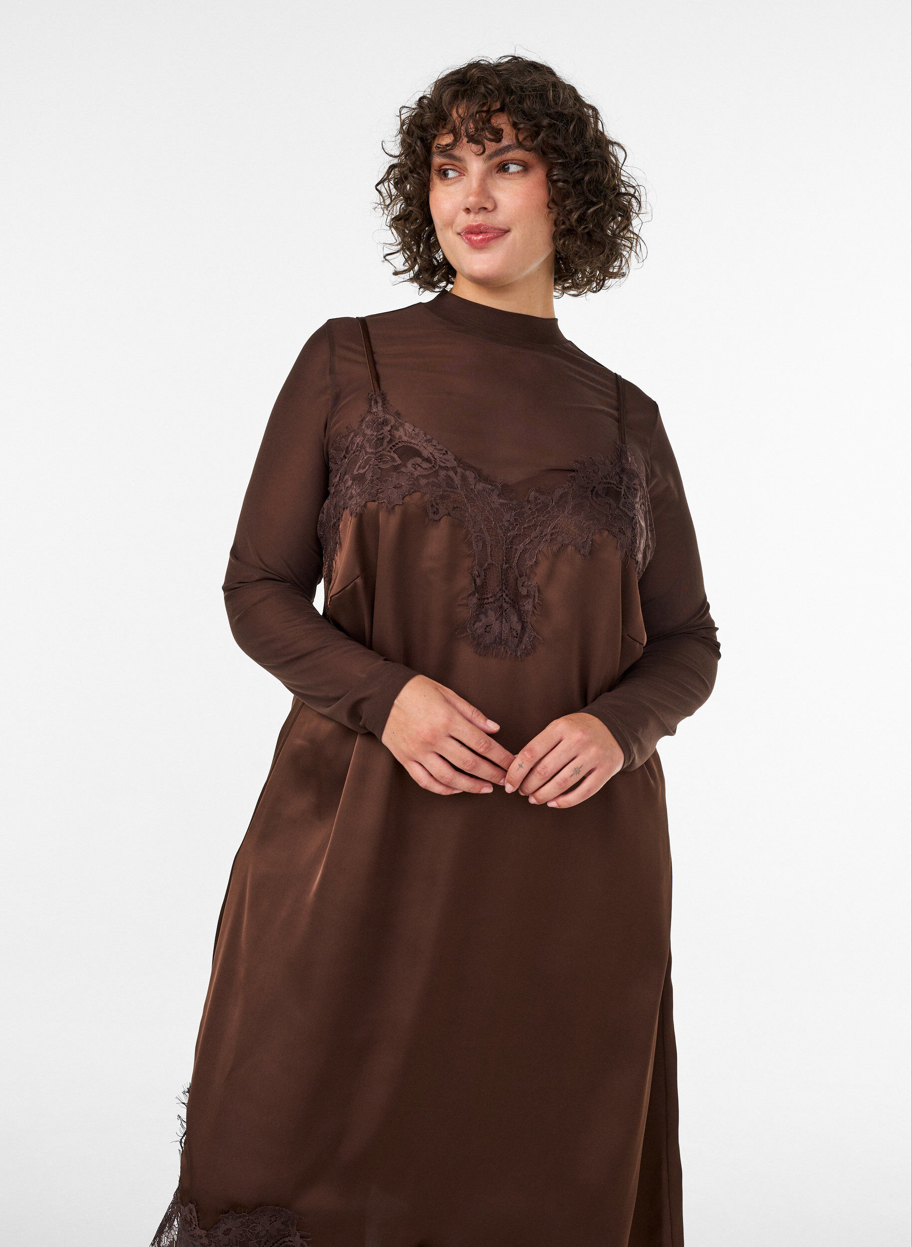 ZizziRobe en satin avec dentelle et ourlet asym&eacute;trique, Marron, Model image number 3