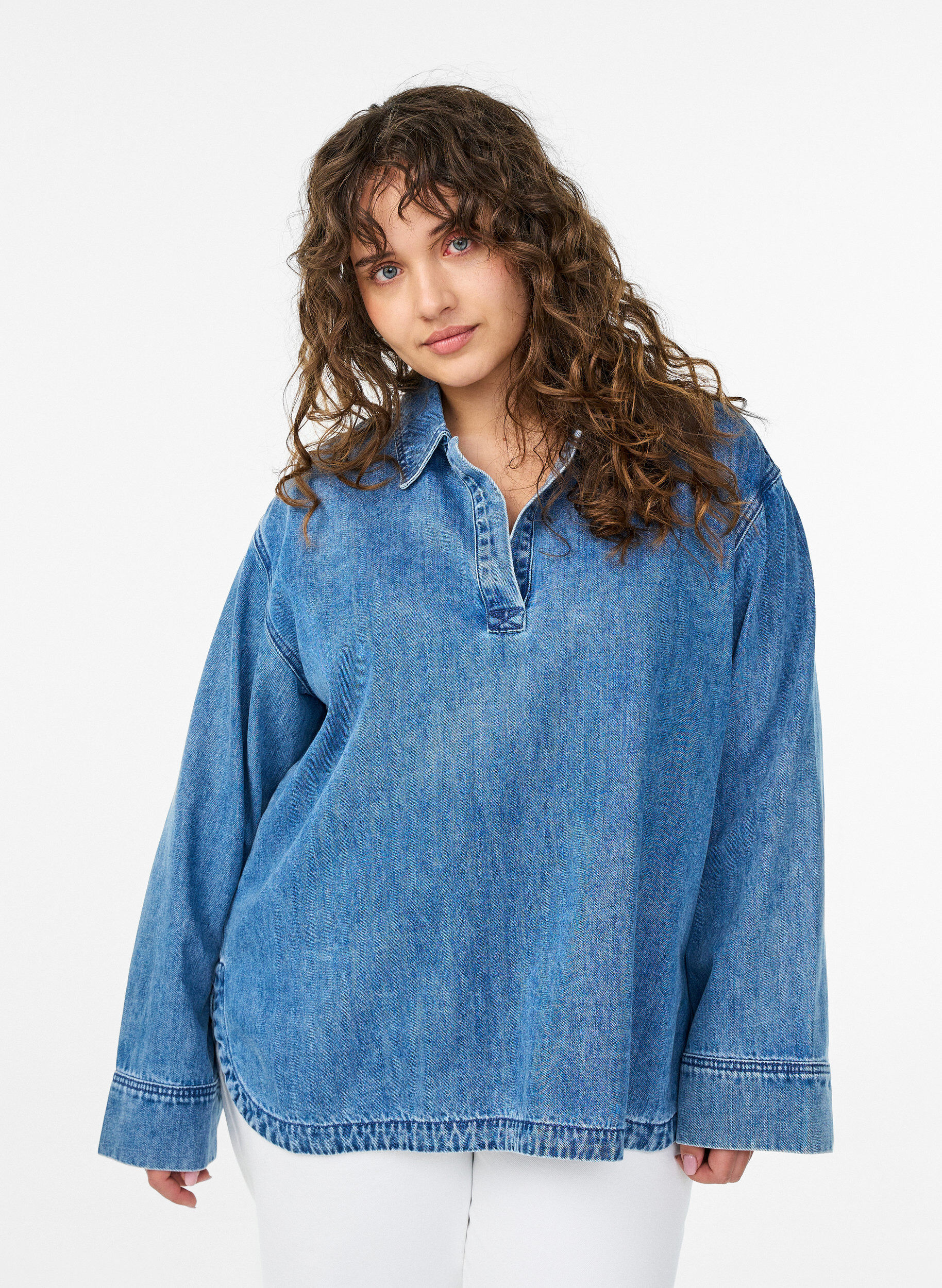 Blouse ample en jean avec col et d&eacute;collet&eacute; en V, Bleu Clair, Model