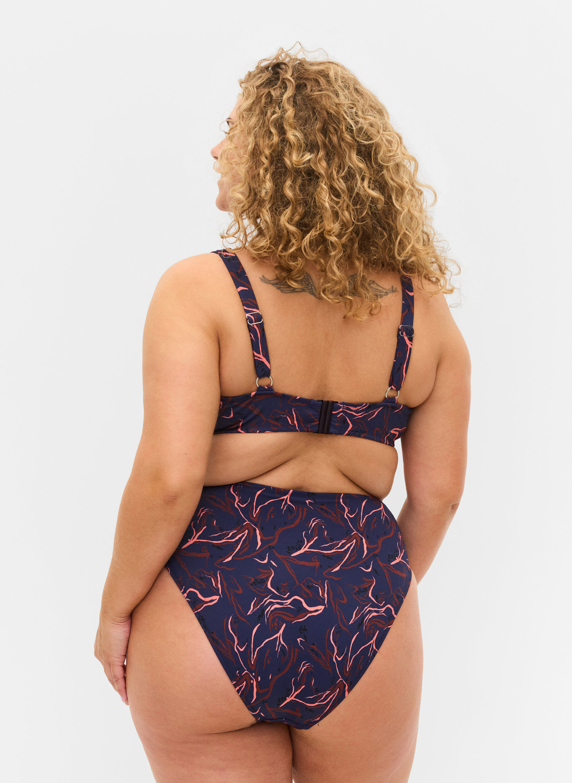 Zizzi Bas de bikini taille haute avec jambe &eacute;chancr&eacute;e, Noir, Model image number 1