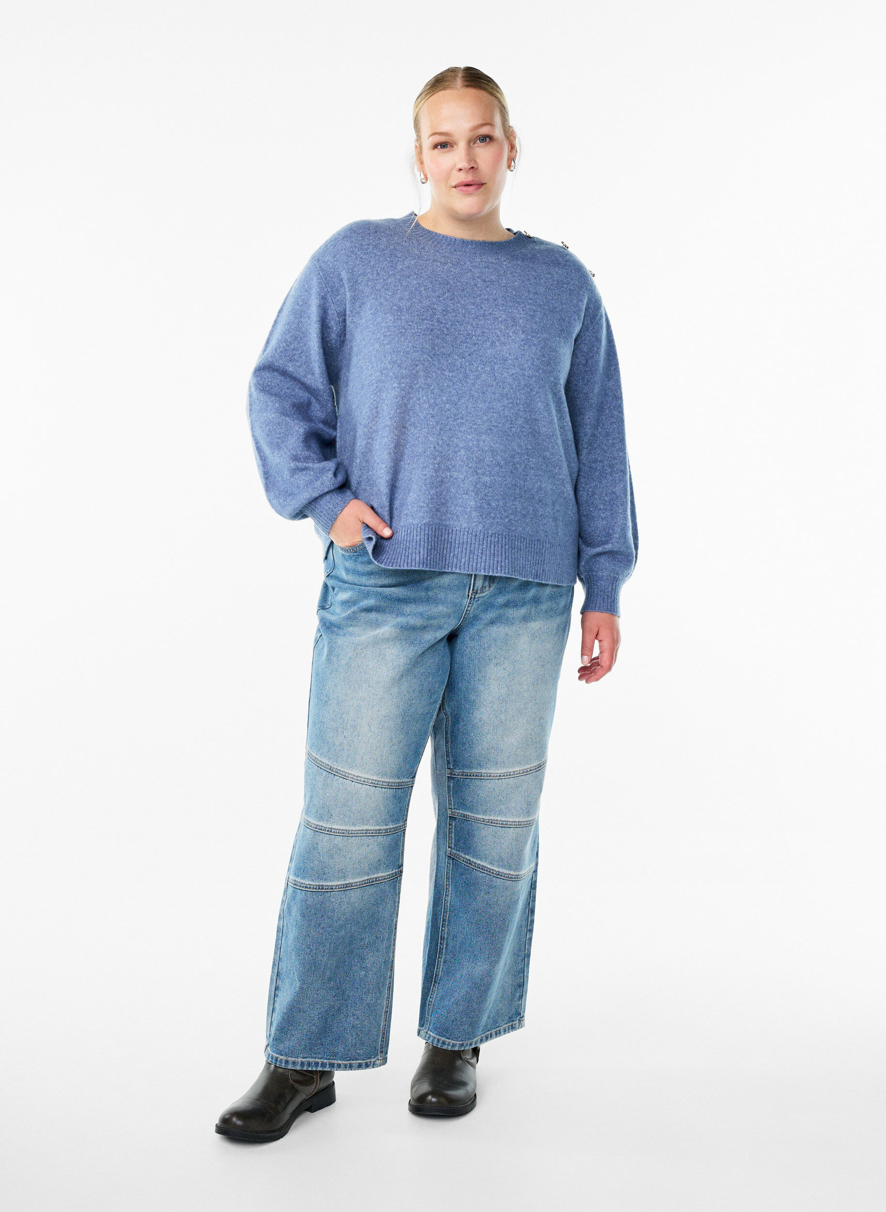 Zizzi Chemisier en maille avec boutons d&eacute;coratifs, Bleu, Model image number 1