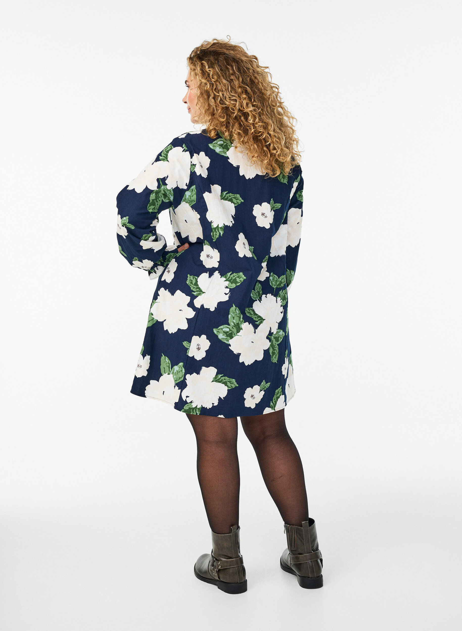 Zizzi Robe courte en coton avec col V et manches longues, Bleu, Model image number 2