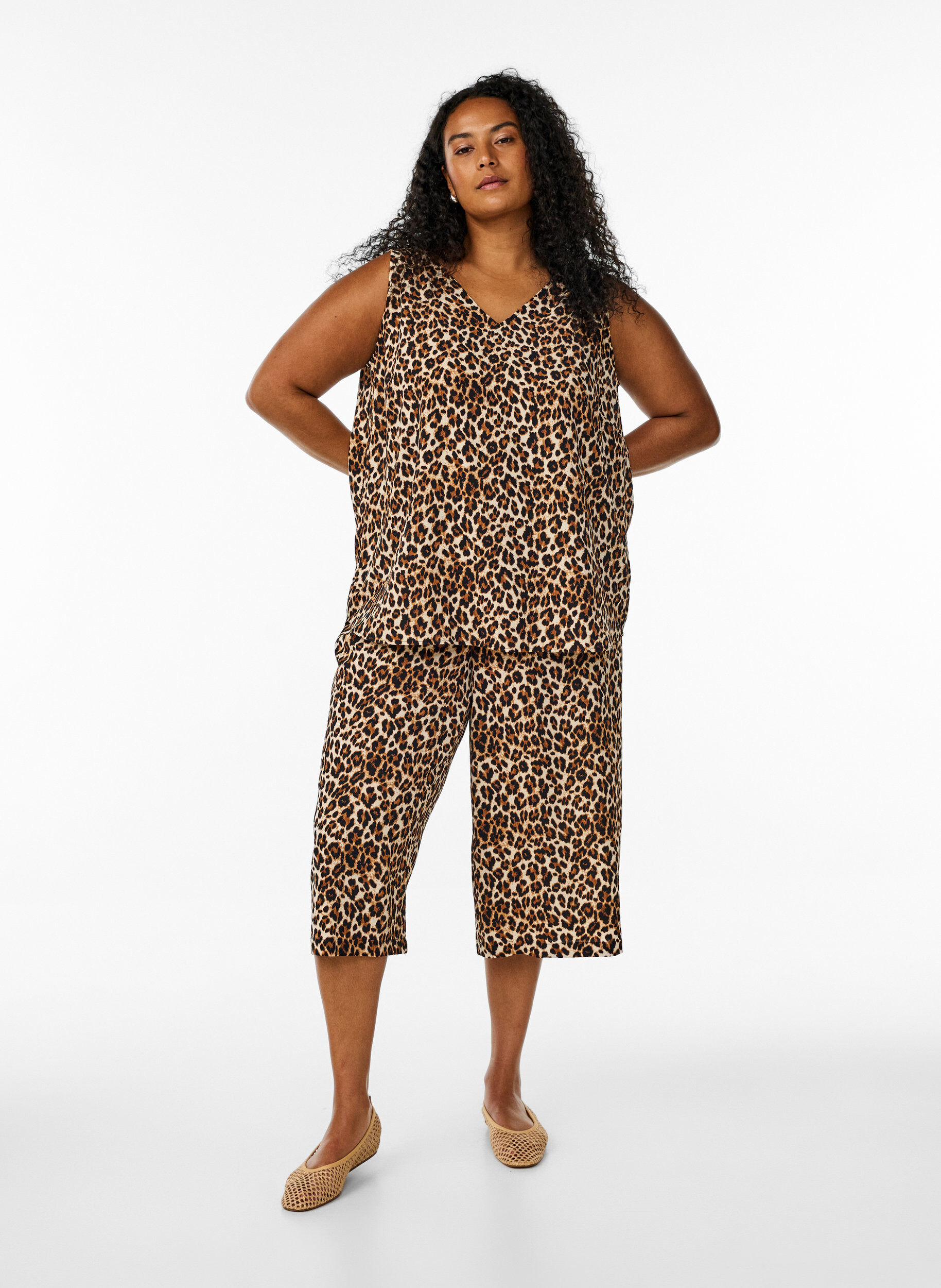 Zizzi Haut imprim&eacute; avec col en V, Marron, Model image number 1