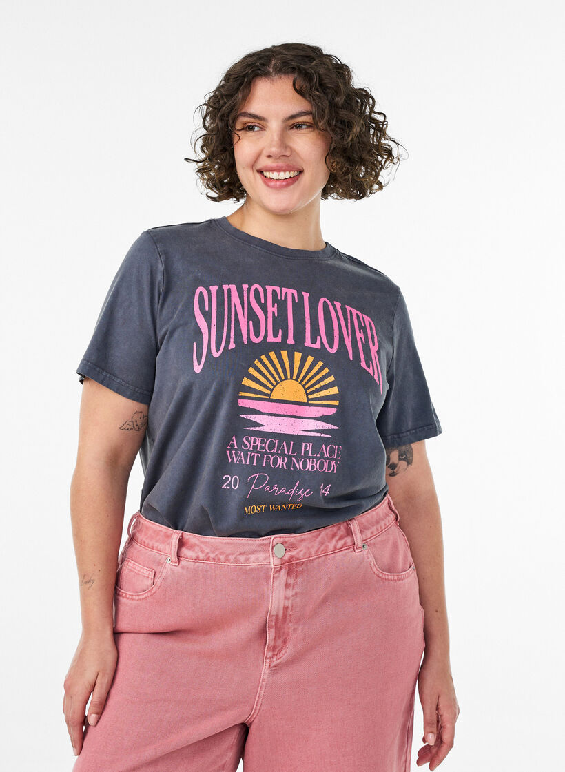 T-shirt en coton avec imprim&eacute; sur le devant et effet d&eacute;lav&eacute;, Gris, Model image number 0