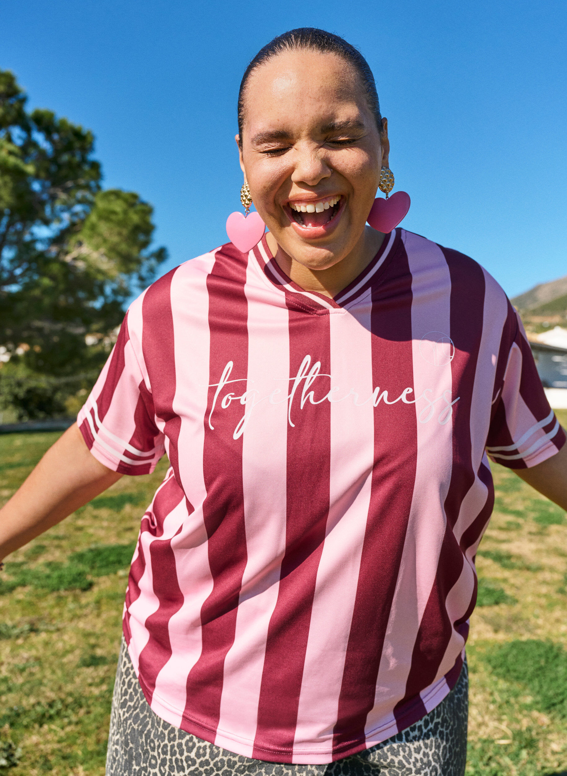 Zizzi T-shirt sportif avec des rayures et un motif avec du texte, Rose, Image image number 0