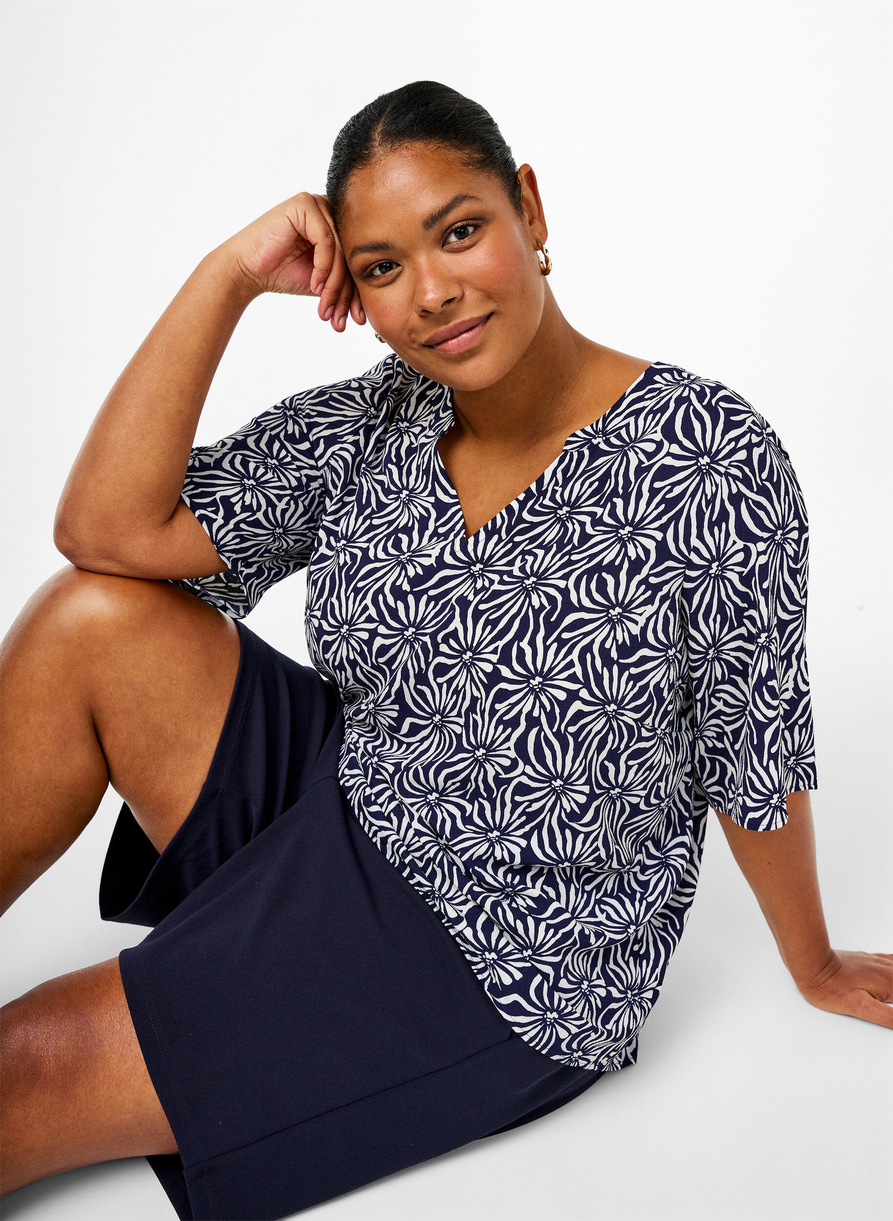 Zizzi Chemisier &agrave; col en V avec imprim&eacute; floral, White Blue Flower, Image image number 0