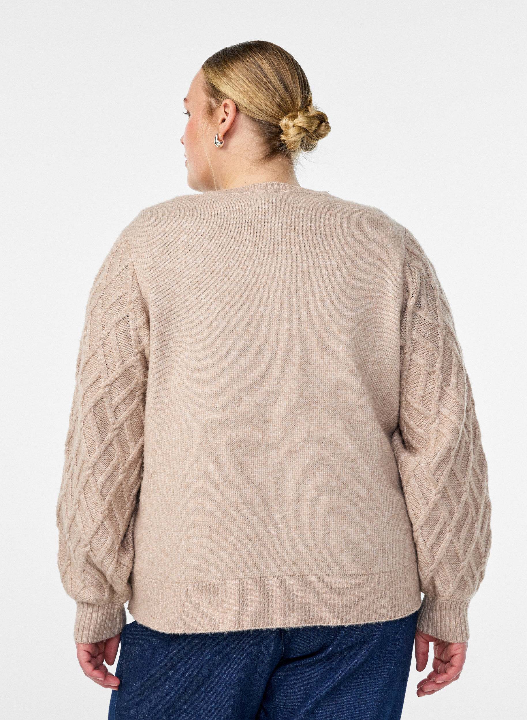 Zizzi Cardigan en maille torsad&eacute;e avec boutons nacr&eacute;s, Beige, Model image number 2