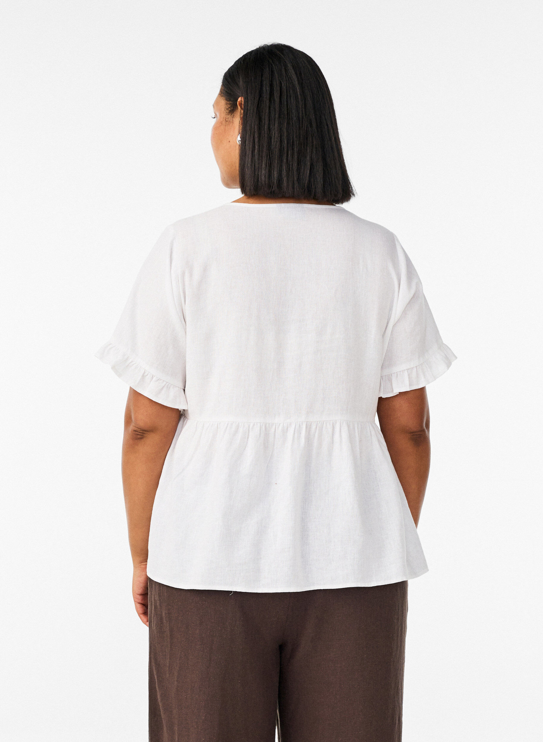 ZizziBlouse en lin et viscose avec un col en V et une fermeture boutonn&eacute;e, Blanc, Model image number 2