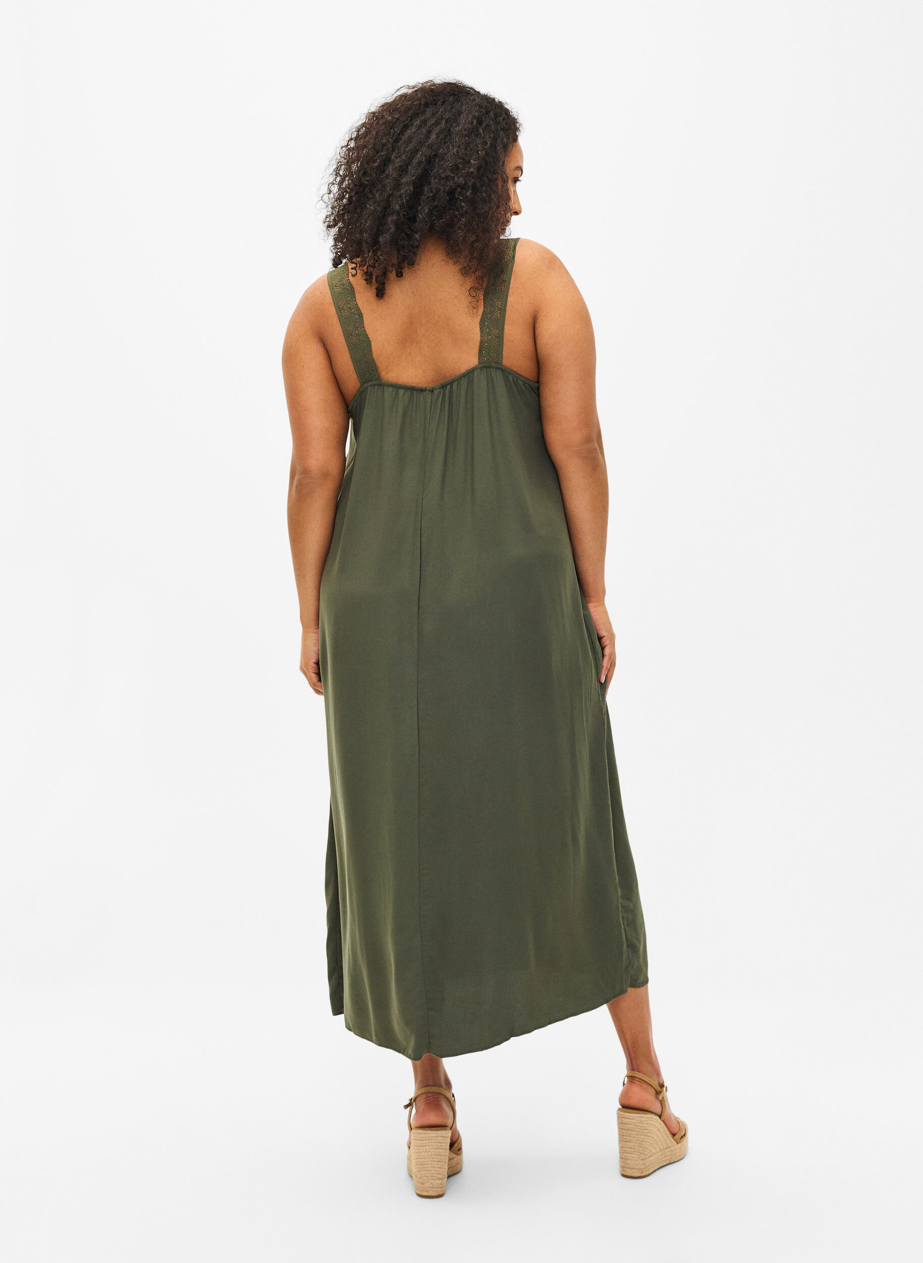 Zizzi Robe &agrave; bretelles mi-longue en viscose orn&eacute;e de dentelle., Thyme, Model image number 1