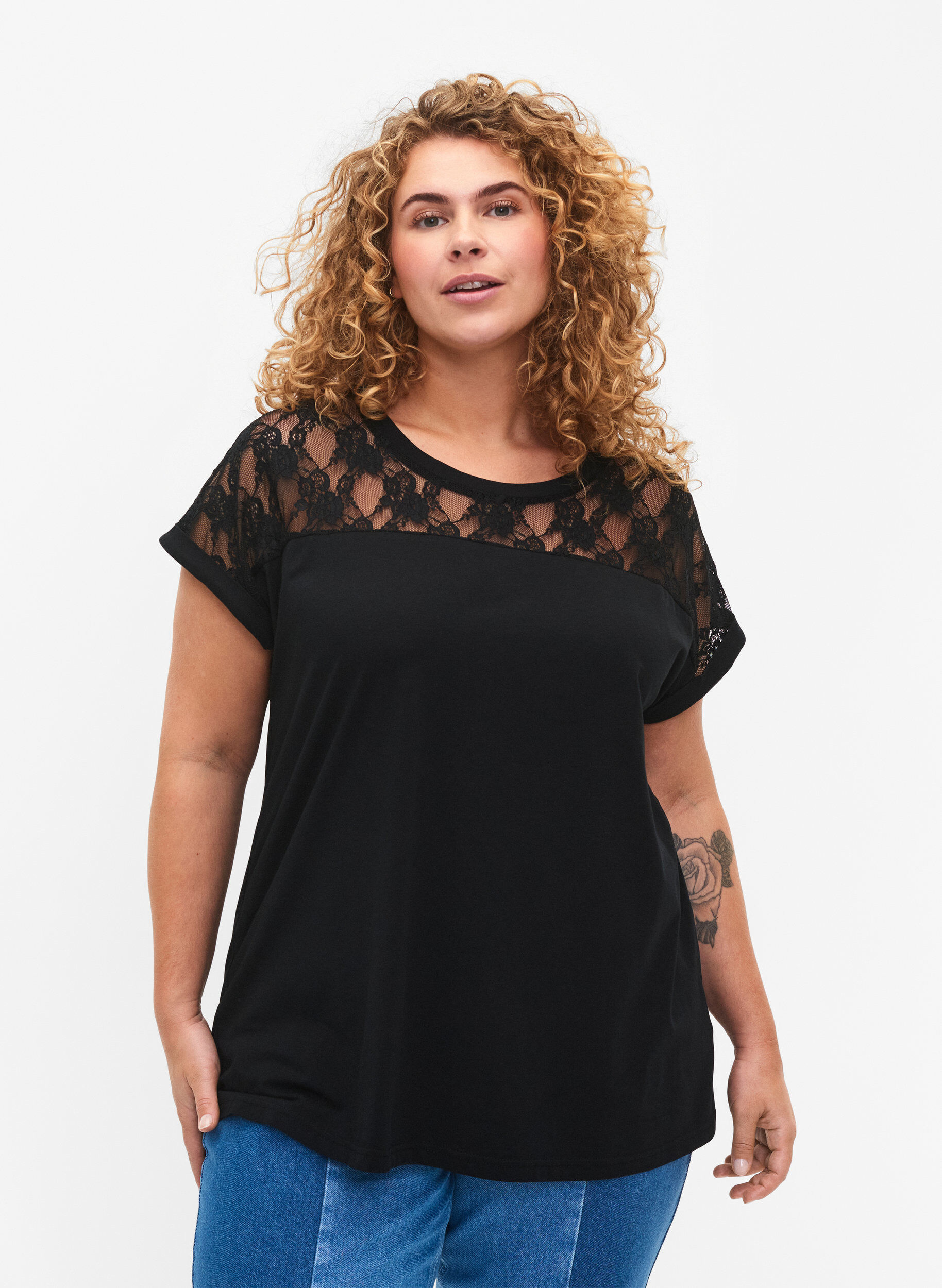 Zizzi T-shirt en coton &agrave; manches courtes avec dentelle, Black, Model image number 0