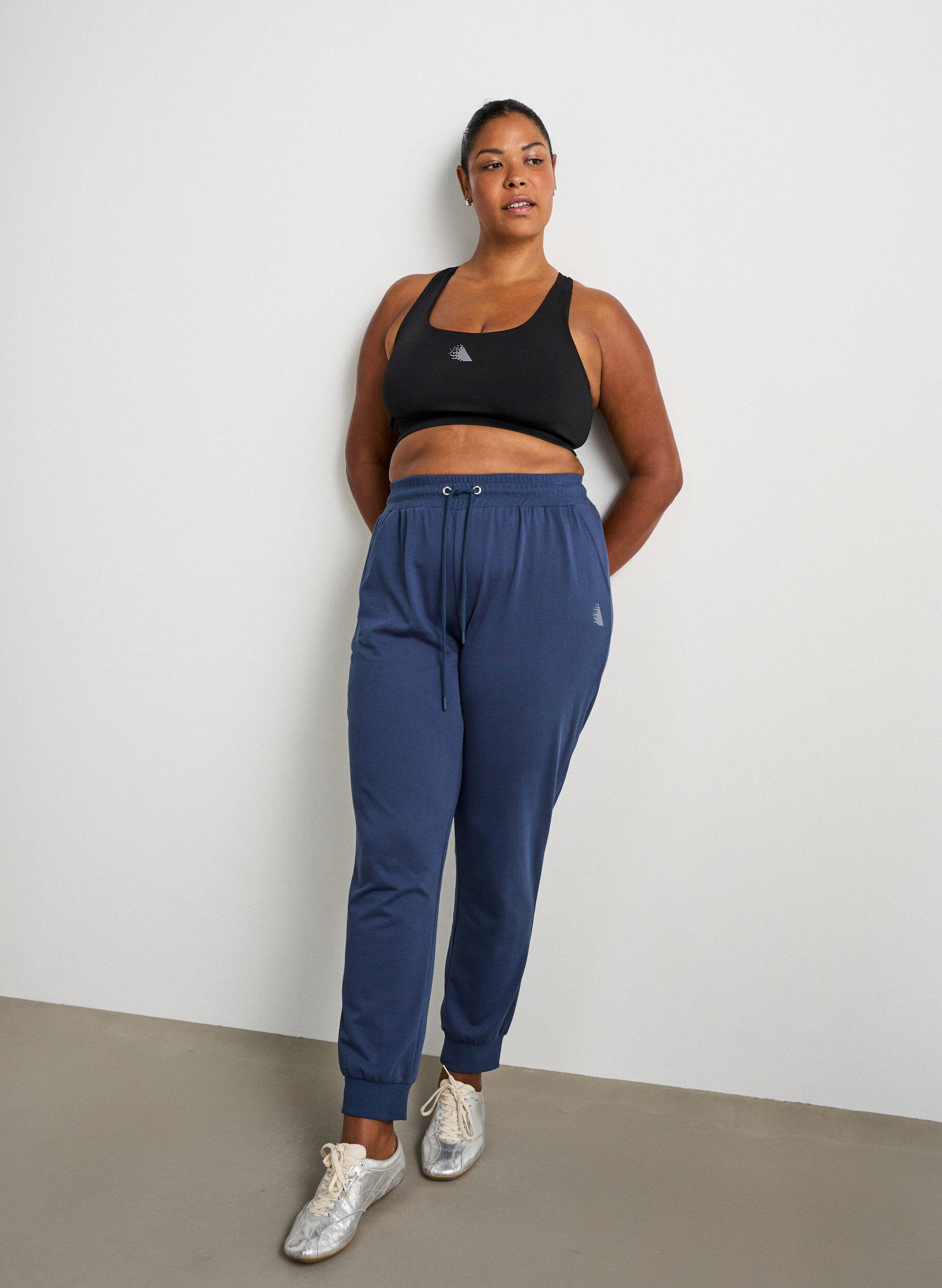 Pantalon de surv&ecirc;tement ample avec poches, Bleu, Model