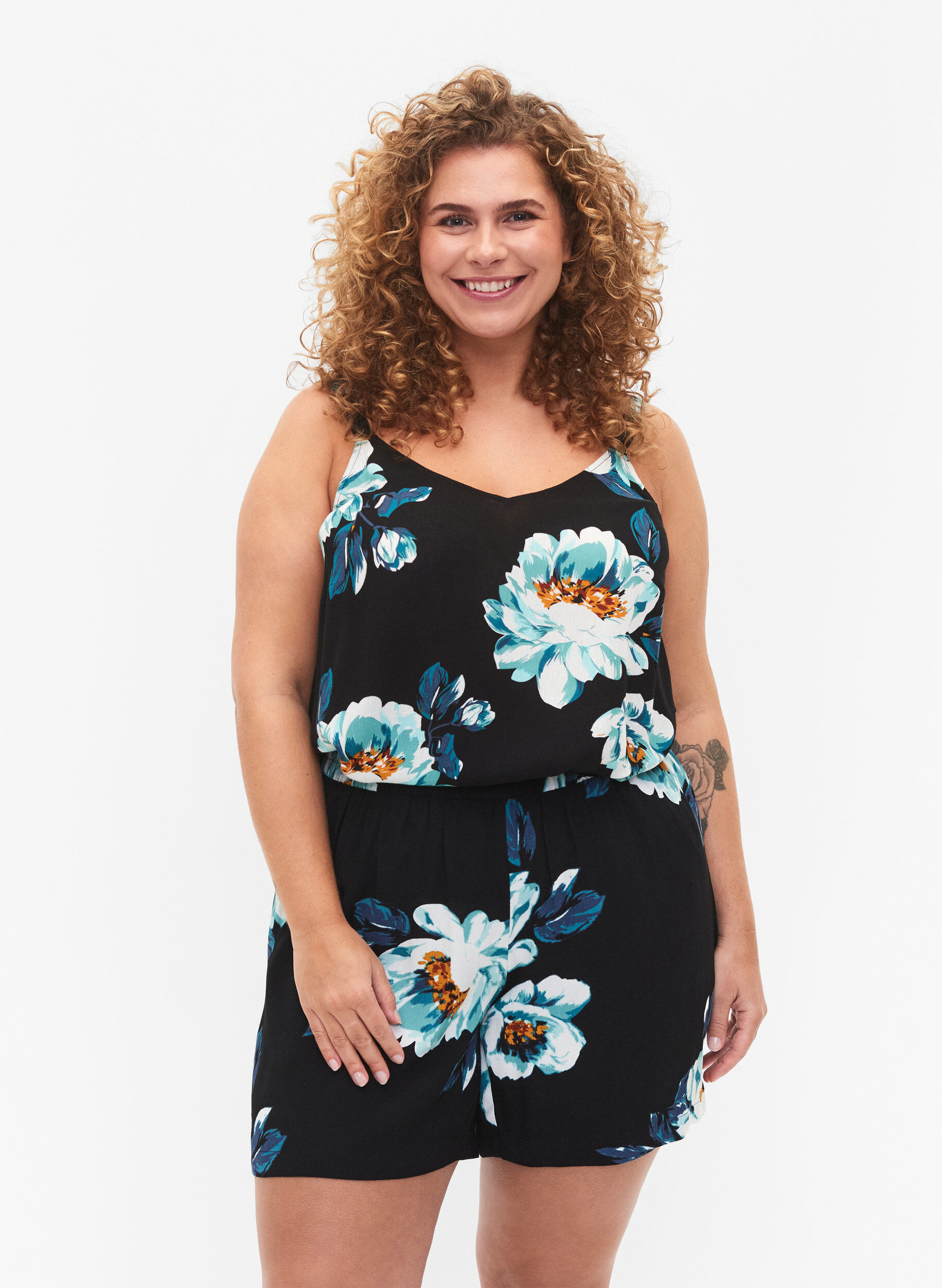 Zizzi Short ample en viscose, Black Big Flower, Model image number 0