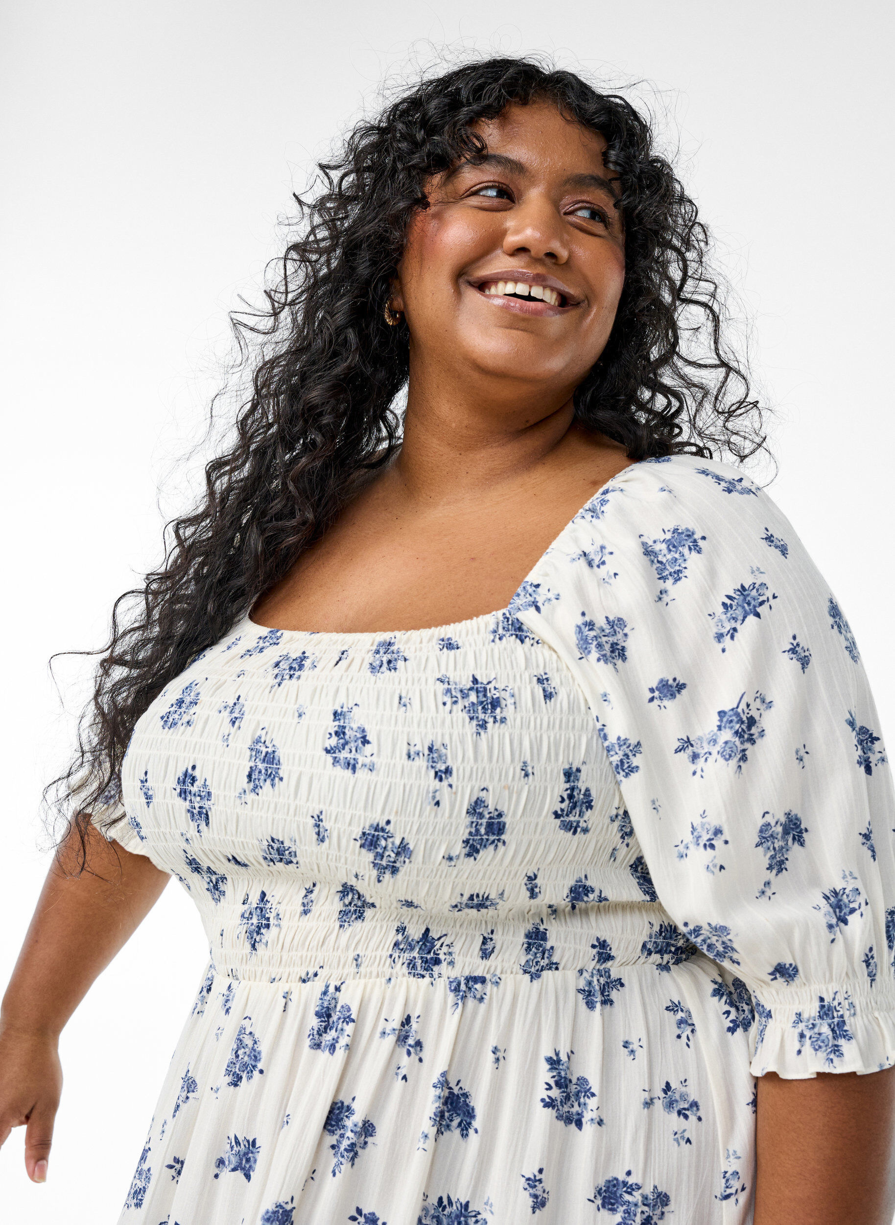 ZizziRobe midi en viscose &agrave; fleurs avec smock, Blanc, Model image number 2