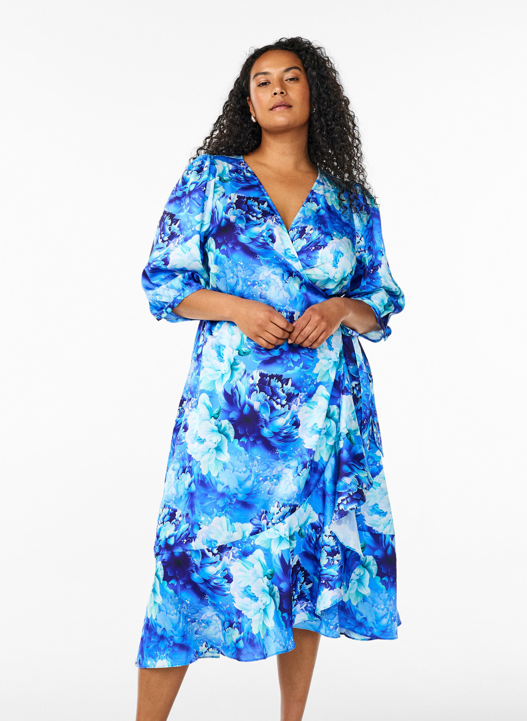 Zizzi Robe portefeuille &agrave; imprim&eacute; floral et manches 3/4, Bleu, Model image number 0
